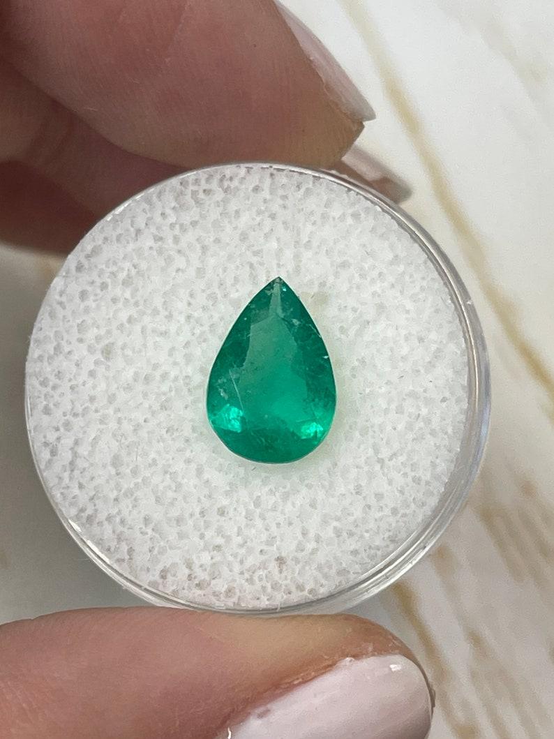 Piedra: Esmeralda
Peso: 1,87 quilates
Forma: Corte Pera
Claridad: Transparente
Lustre: Muy bueno
Color: Verde medio intenso
Medidas: 11,44 mm x 7,94 mm x 4,14 mm
Origen geográfico: Colombia
Tratamiento: Natural, Engrasado

Observaciones: Debido a