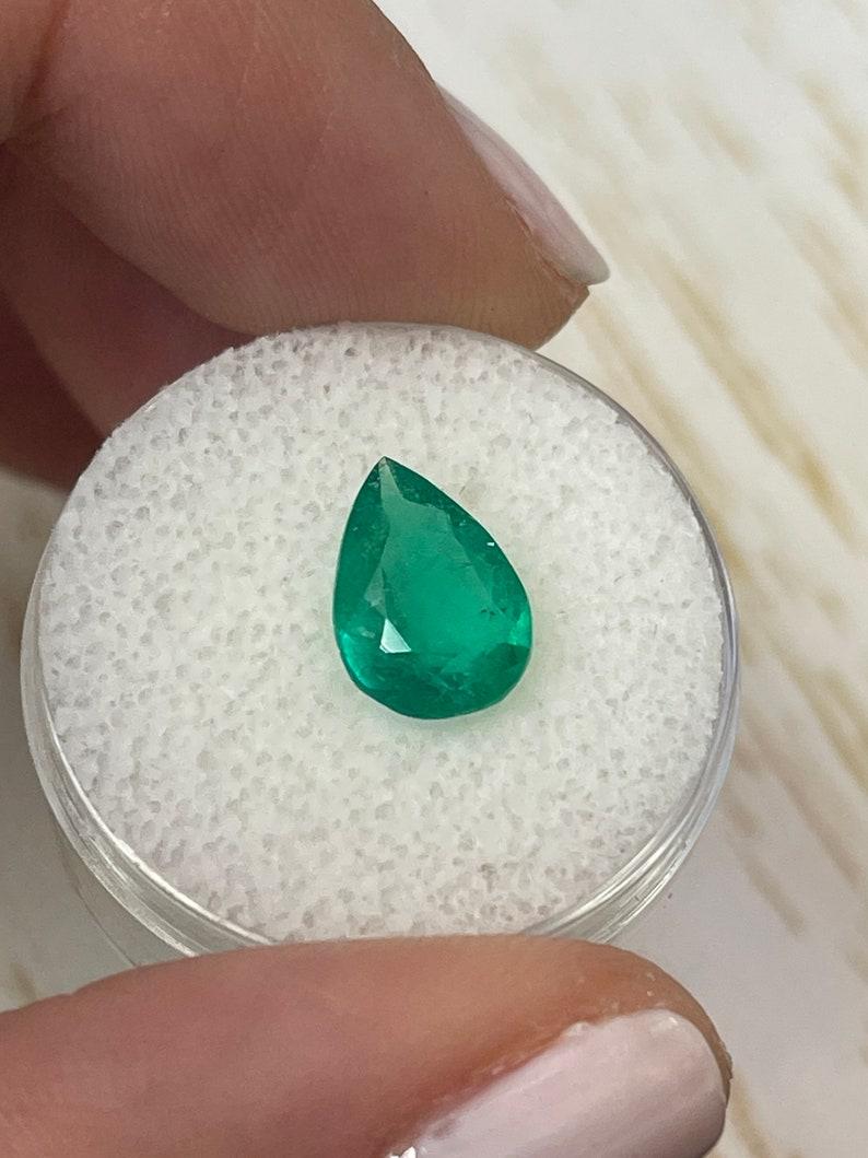 Esmeralda colombiana verde intenso de 1,87 quilates - Gema natal de mayo talla pera Moderno en venta
