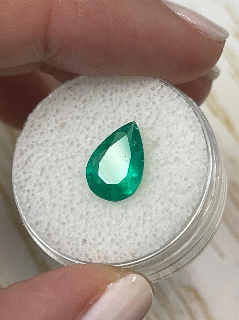 Esmeralda colombiana verde intenso de 1,87 quilates - Gema natal de mayo talla pera Corte pera en venta