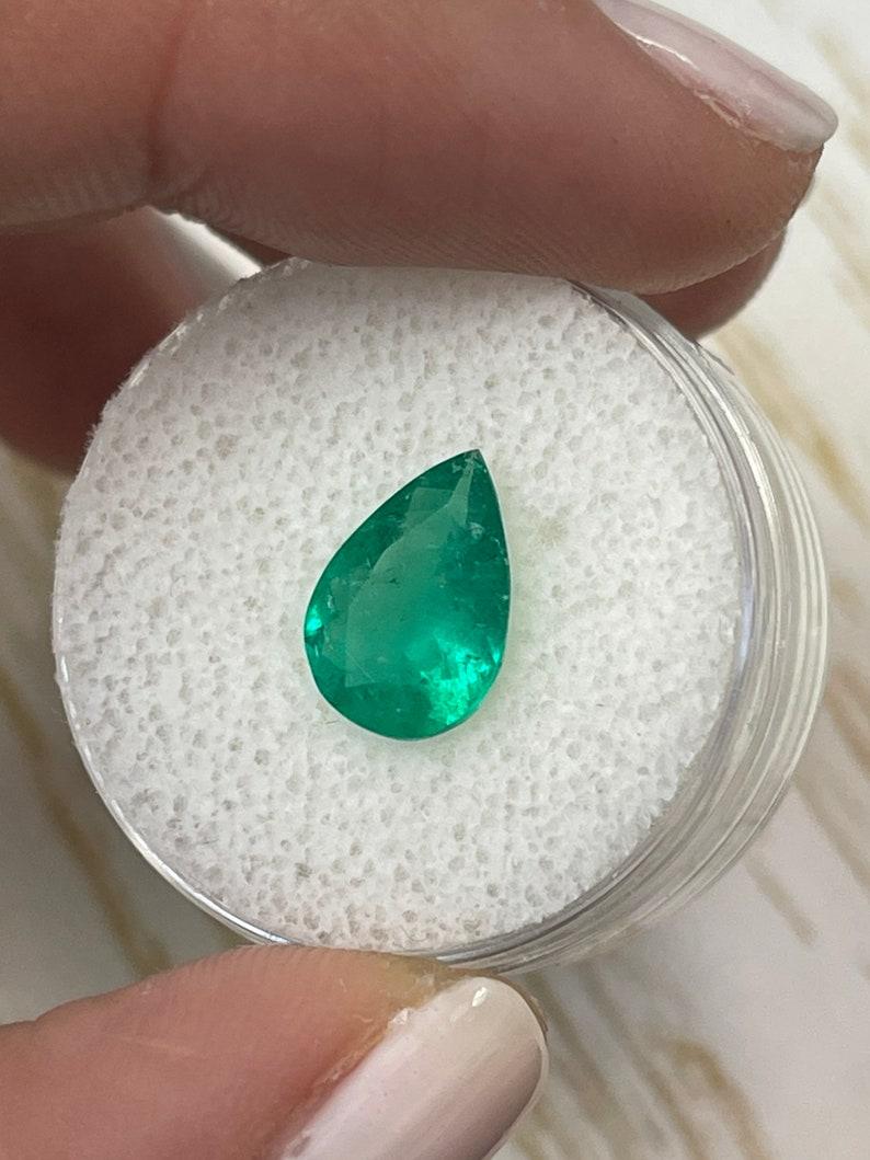 Esmeralda colombiana verde intenso de 1,87 quilates - Gema natal de mayo talla pera en Nuevo estado para la venta en Jupiter, FL