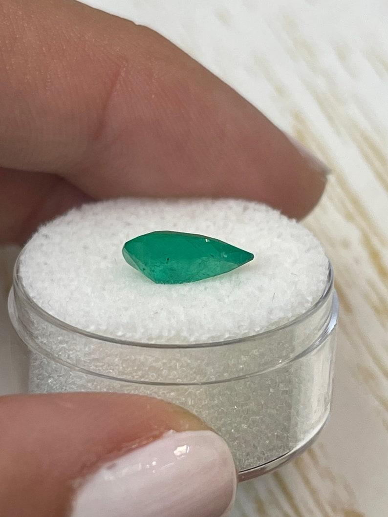 De las mujeres Esmeralda colombiana verde intenso de 1,87 quilates - Gema natal de mayo talla pera en venta