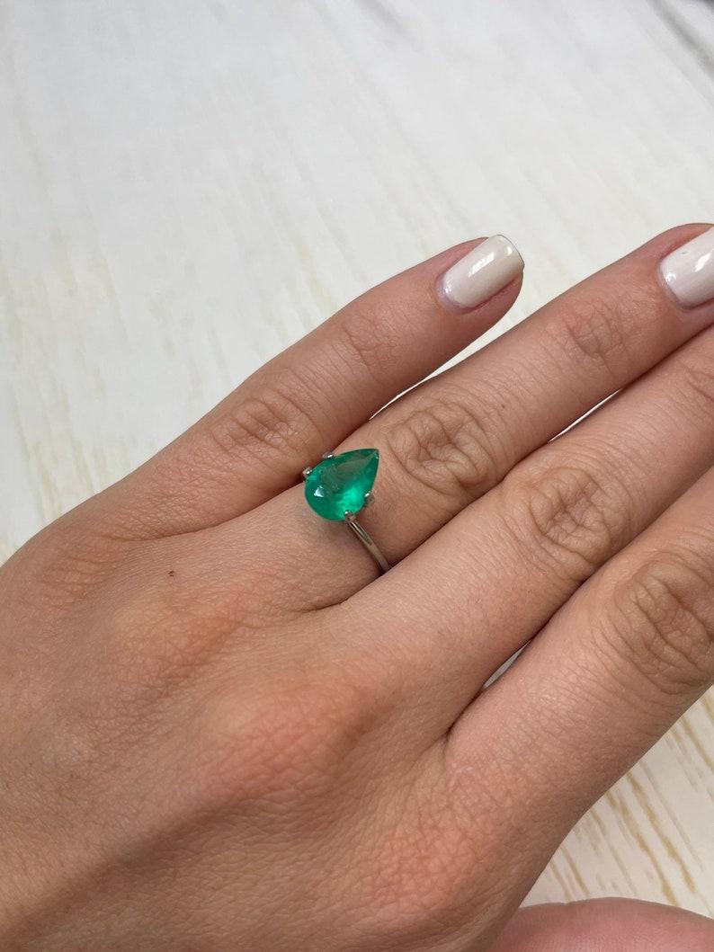 Esmeralda colombiana verde intenso de 1,87 quilates - Gema natal de mayo talla pera en venta 2