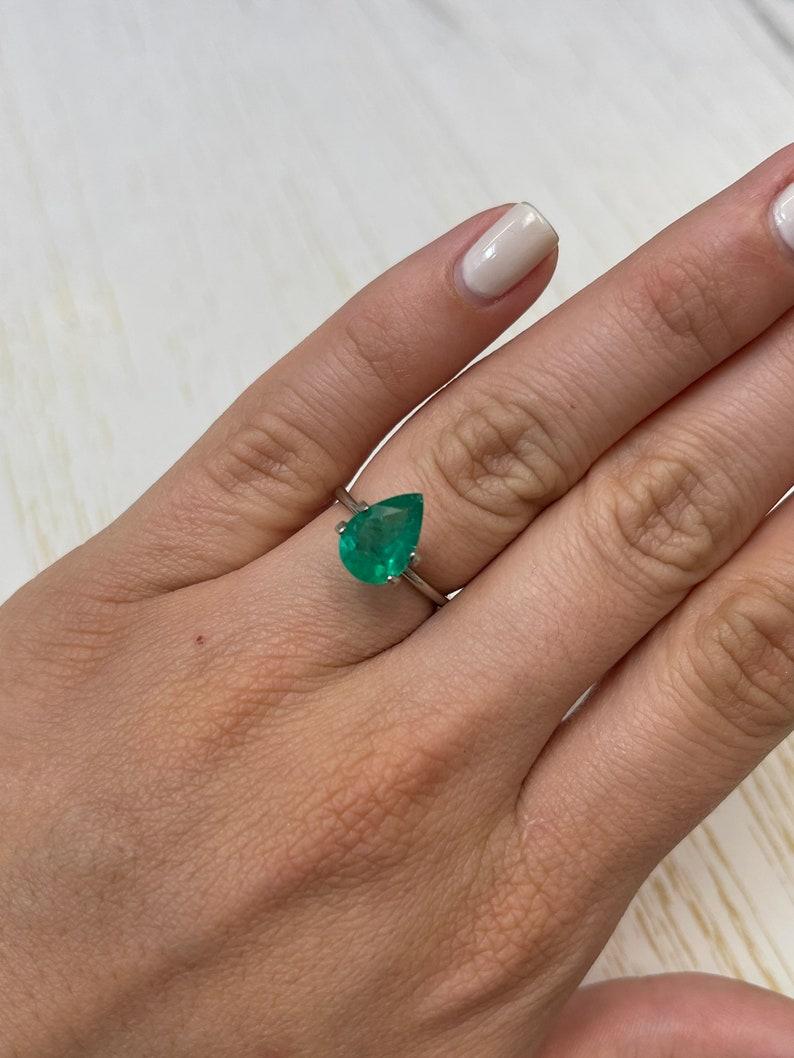 Esmeralda colombiana verde intenso de 1,87 quilates - Gema natal de mayo talla pera en venta 3