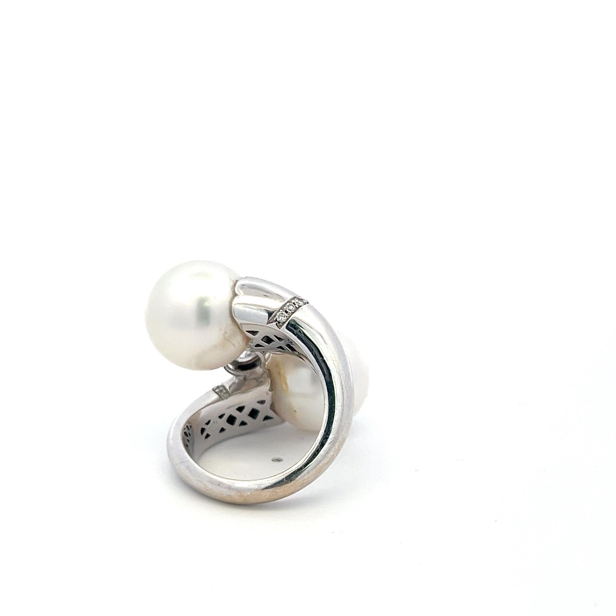 Anillo de cóctel de oro blanco de 18 quilates con diamante redondo de 1,87 quilates y perla de 13,3-13,7 mm Corte redondo en venta