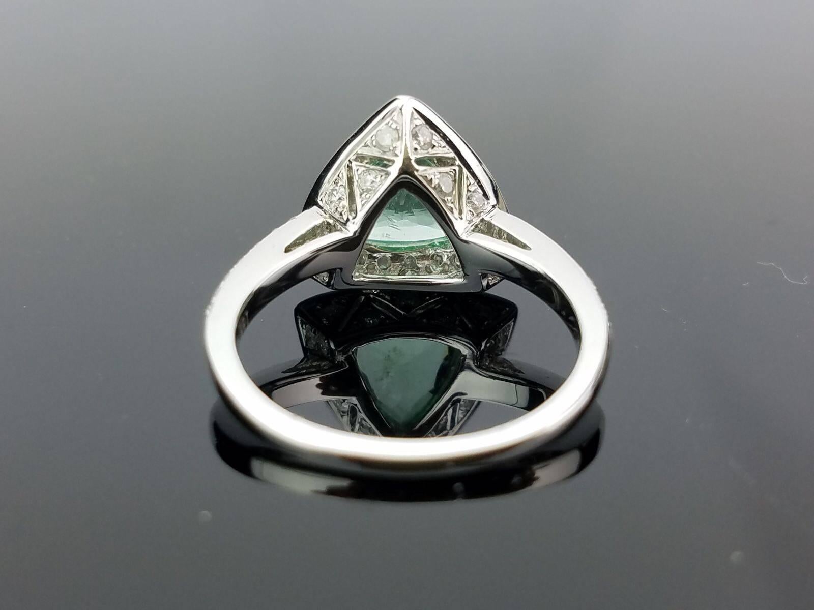 Moderno Anello con Pariaba e diamanti a forma di trilione da 1,87 carati in vendita