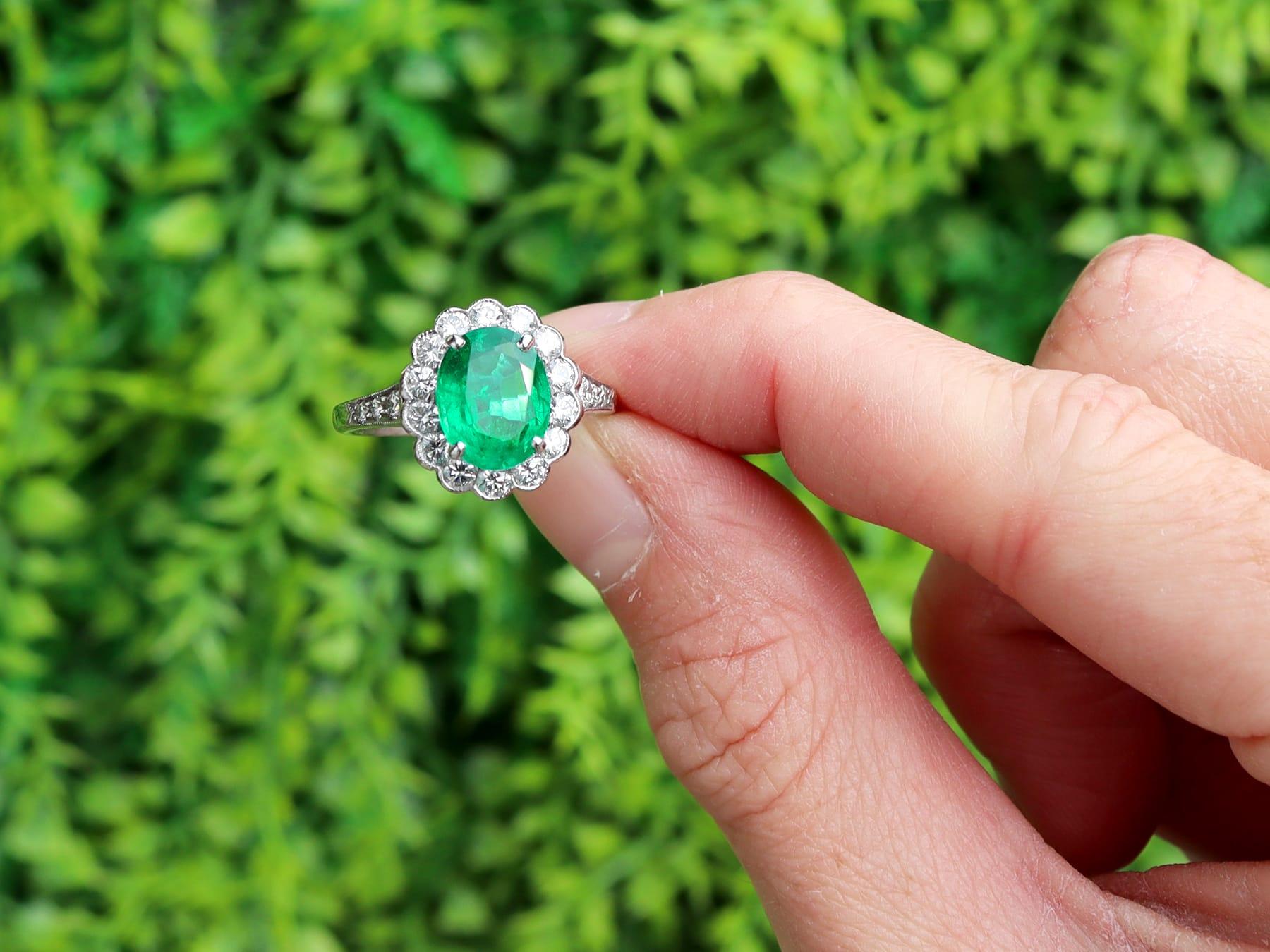 Eine atemberaubende, feine und beeindruckende antike oval geschnitten 1,87 Karat sambischen Smaragd und 0,68 Karat Diamant, Platin-Cluster-Ring; Teil unserer vielfältigen antiken Schmuck Sammlungen.

Dieser atemberaubende, feine und beeindruckende