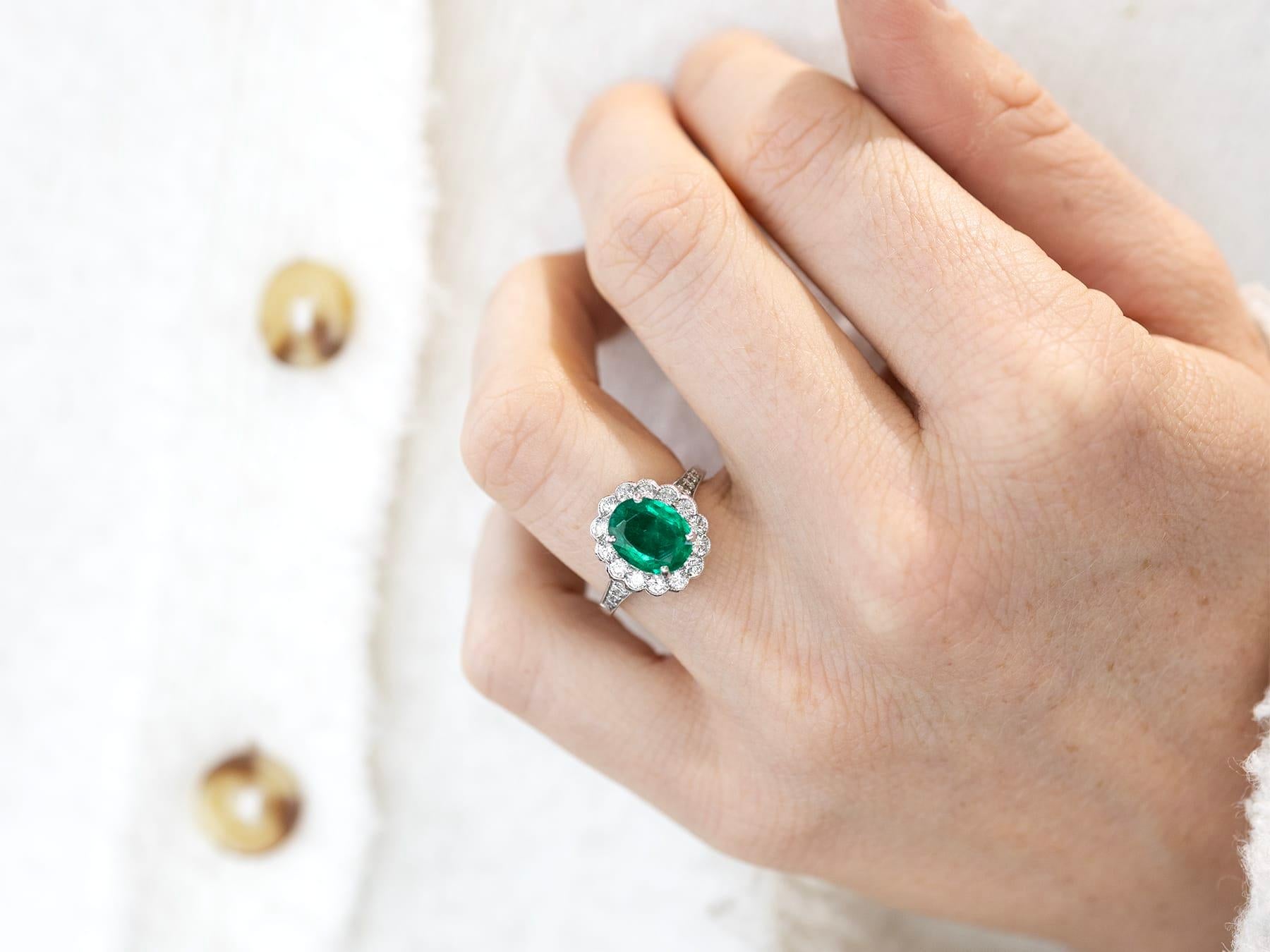 1,87 Karat sambischer Smaragd und 0,68 Karat Diamant Platin Kleiderring CIRCA 1935 (Ovalschliff) im Angebot