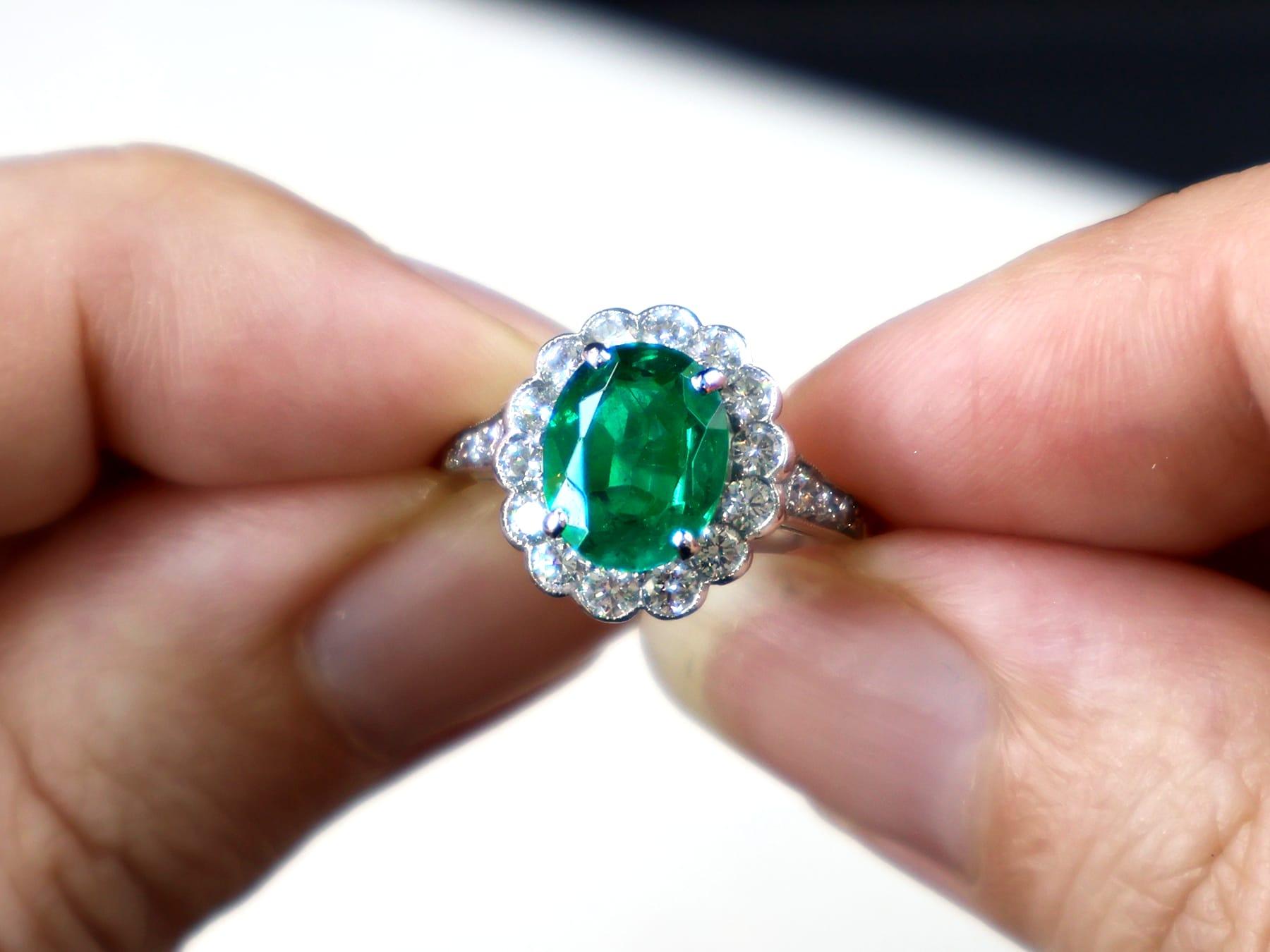 1,87 Karat sambischer Smaragd und 0,68 Karat Diamant Platin Kleiderring CIRCA 1935 im Angebot 1