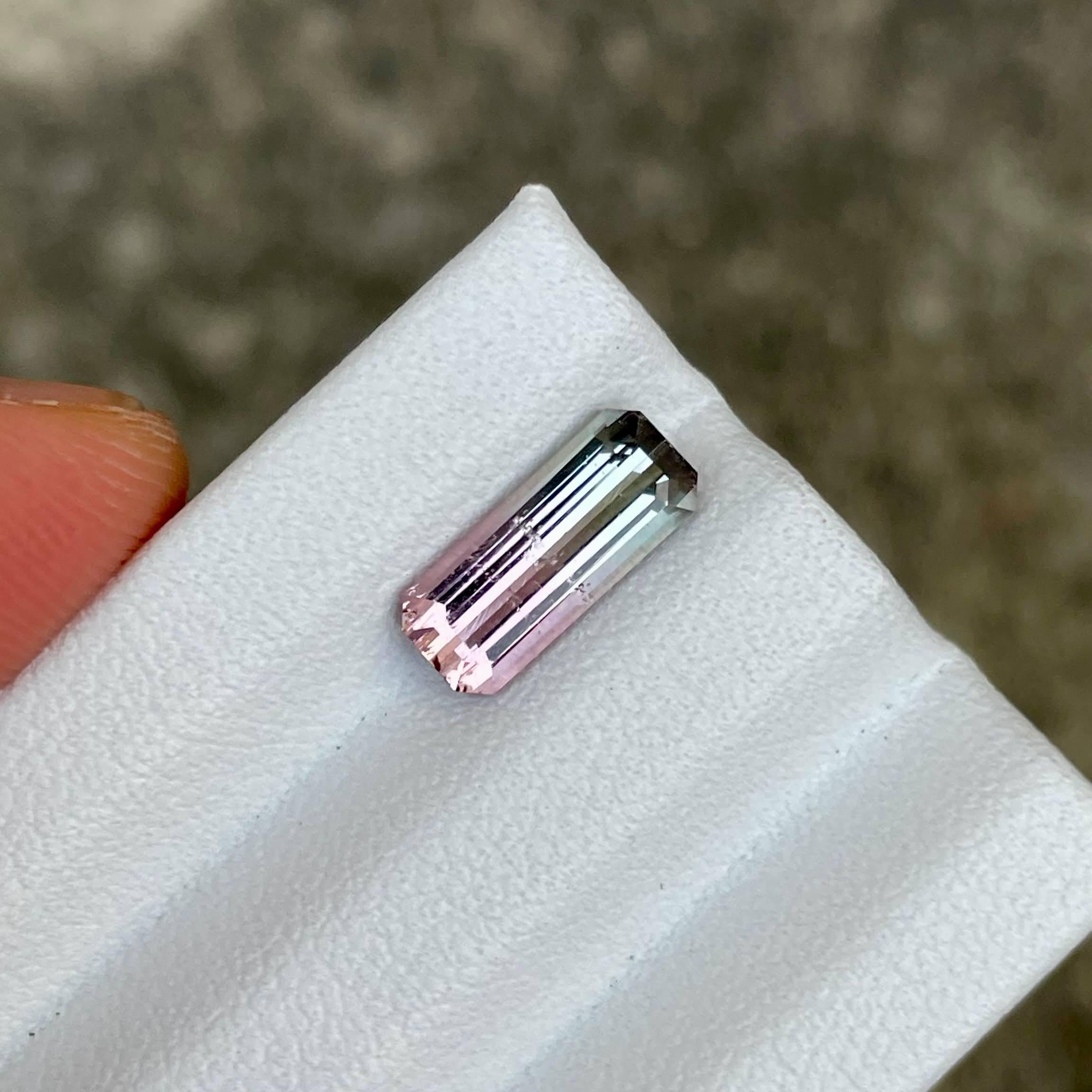 Pierre tourmaline bicolore taille émeraude afghane de 1,87 carat en vente 1