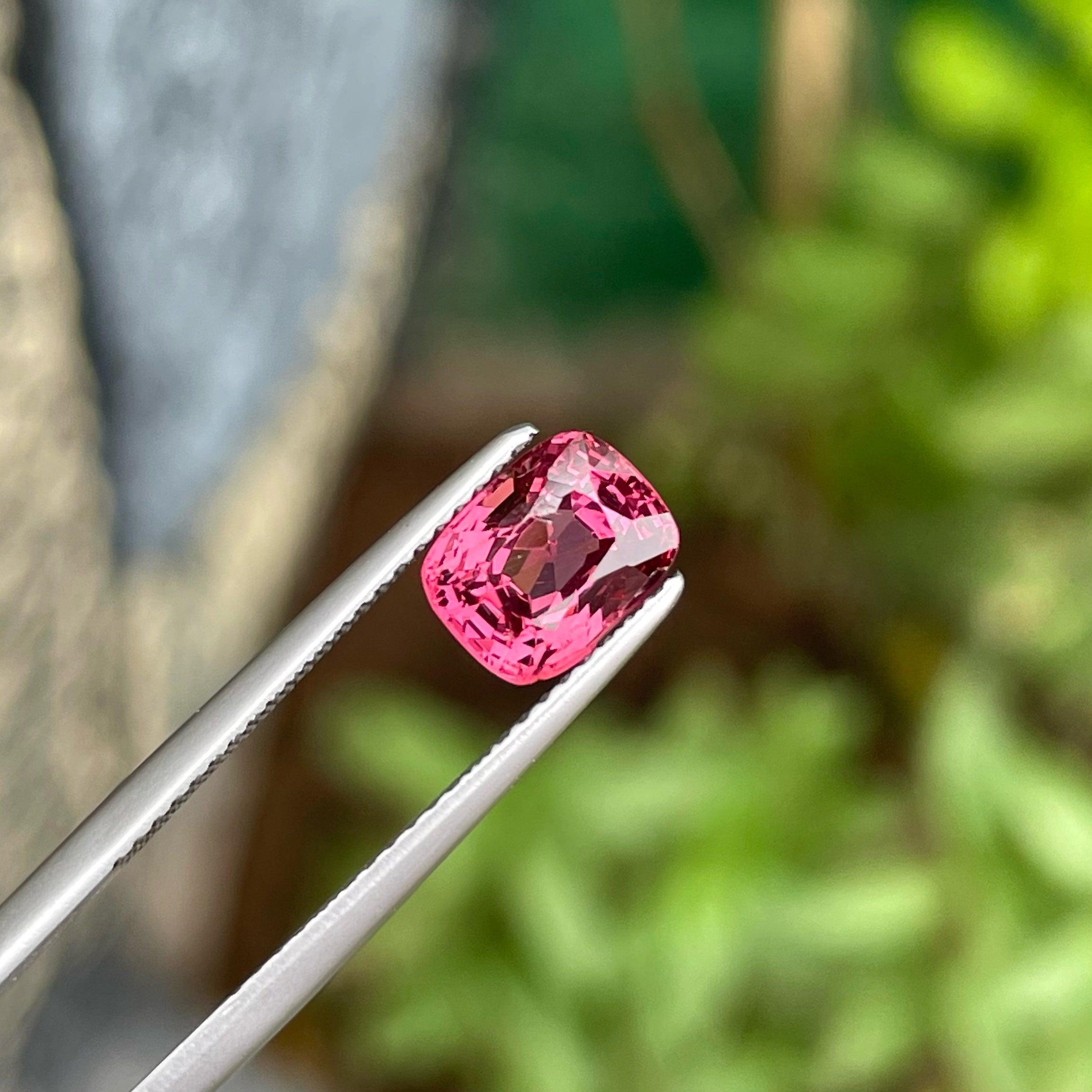 Gemma Sakora Spinel Rosa, in vendita all'ingrosso, gemma naturale di alta qualità, 1,87 carati di tormalina rosa sciolta certificata proveniente dalla Birmania.

Informazioni sul prodotto:
TIPO DI GEMME	Gemma Sakora Spinello Rosa
PESO	1,87