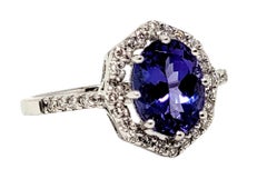 1,87 Karat ovaler Tansanit und Diamant Halo-Ring aus 18 Karat Weißgold