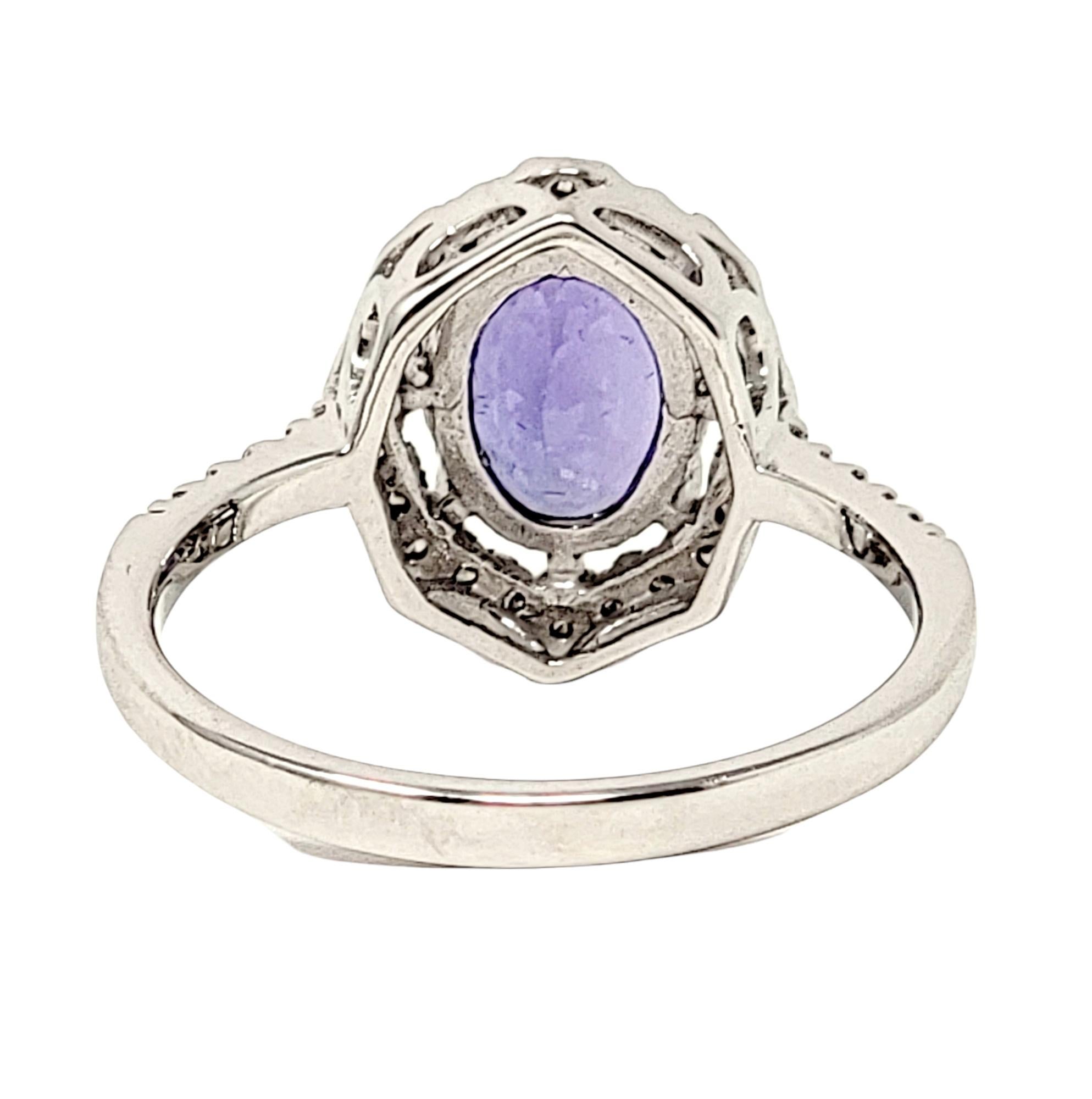 Anillo halo de tanzanita ovalada y diamantes de 1,87 quilates totales en oro blanco de 18 quilates en Excelente estado para la venta en Scottsdale, AZ