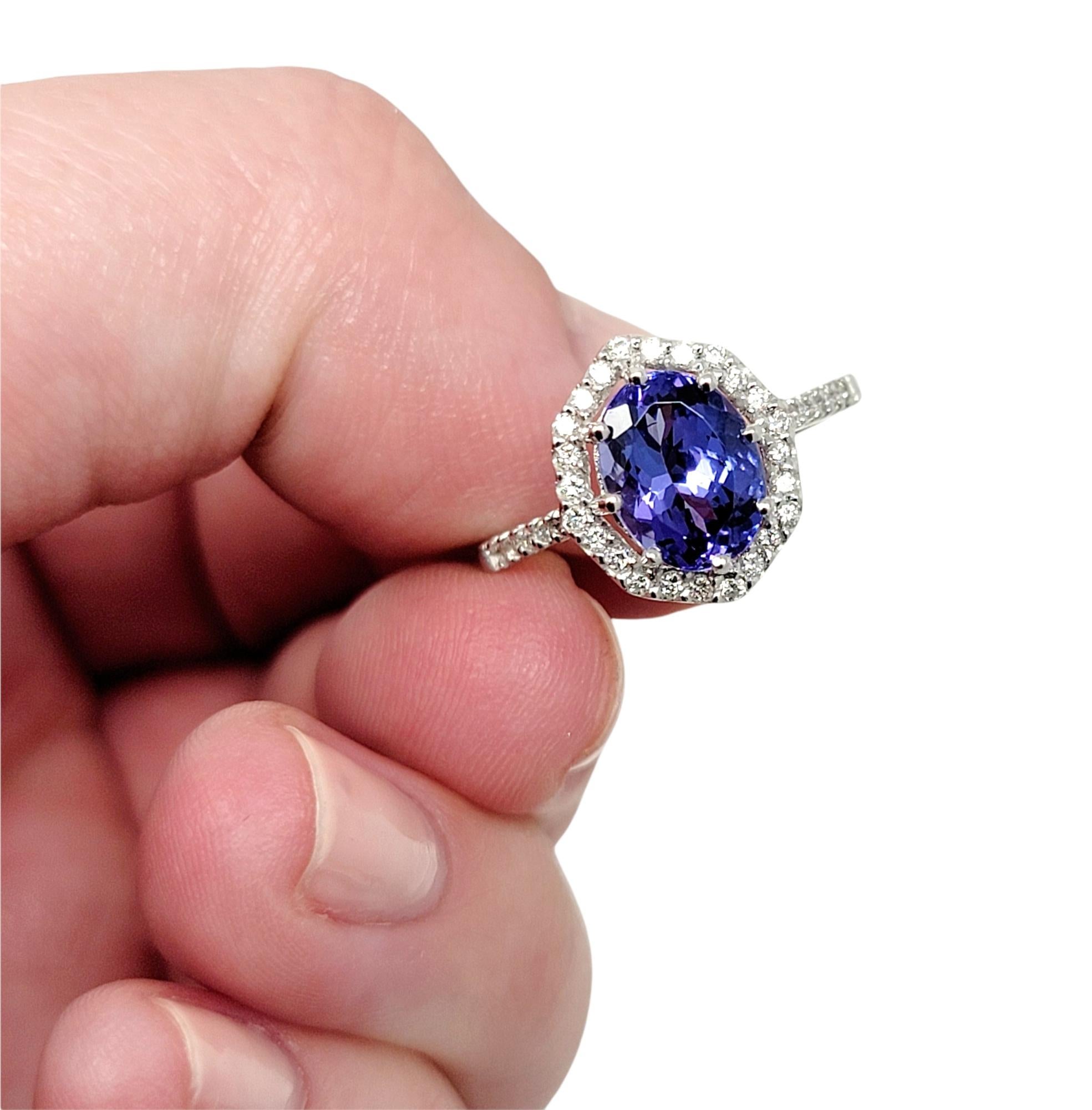 Anillo halo de tanzanita ovalada y diamantes de 1,87 quilates totales en oro blanco de 18 quilates en venta 2