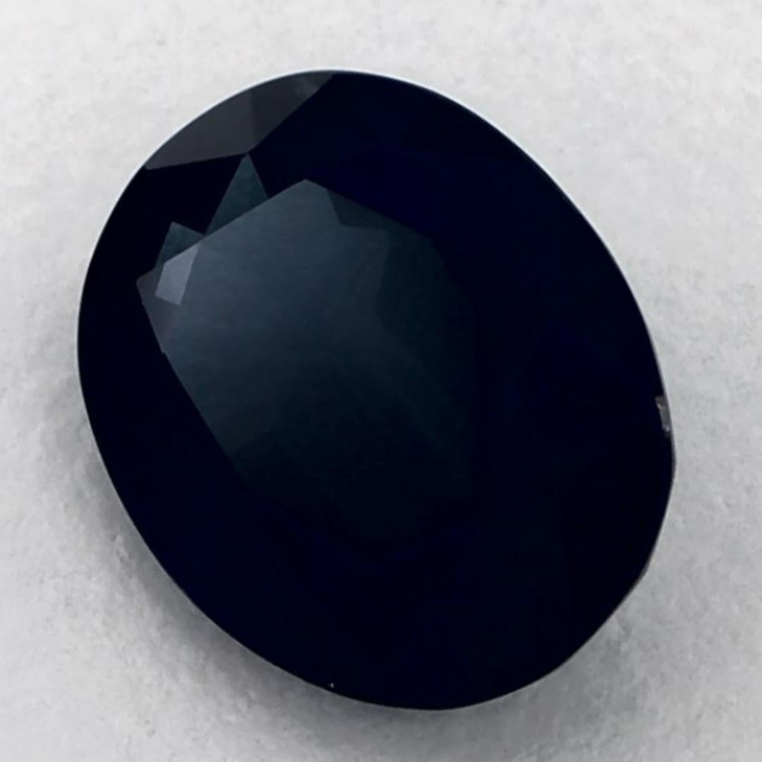 Este zafiro azul natural ofrece elegancia y sofisticación. Con su rica saturación de color y su corte preciso, es la pieza central perfecta para un anillo de compromiso o un diseño de joyería de lujo.

Este zafiro es originario de Sri Lanka