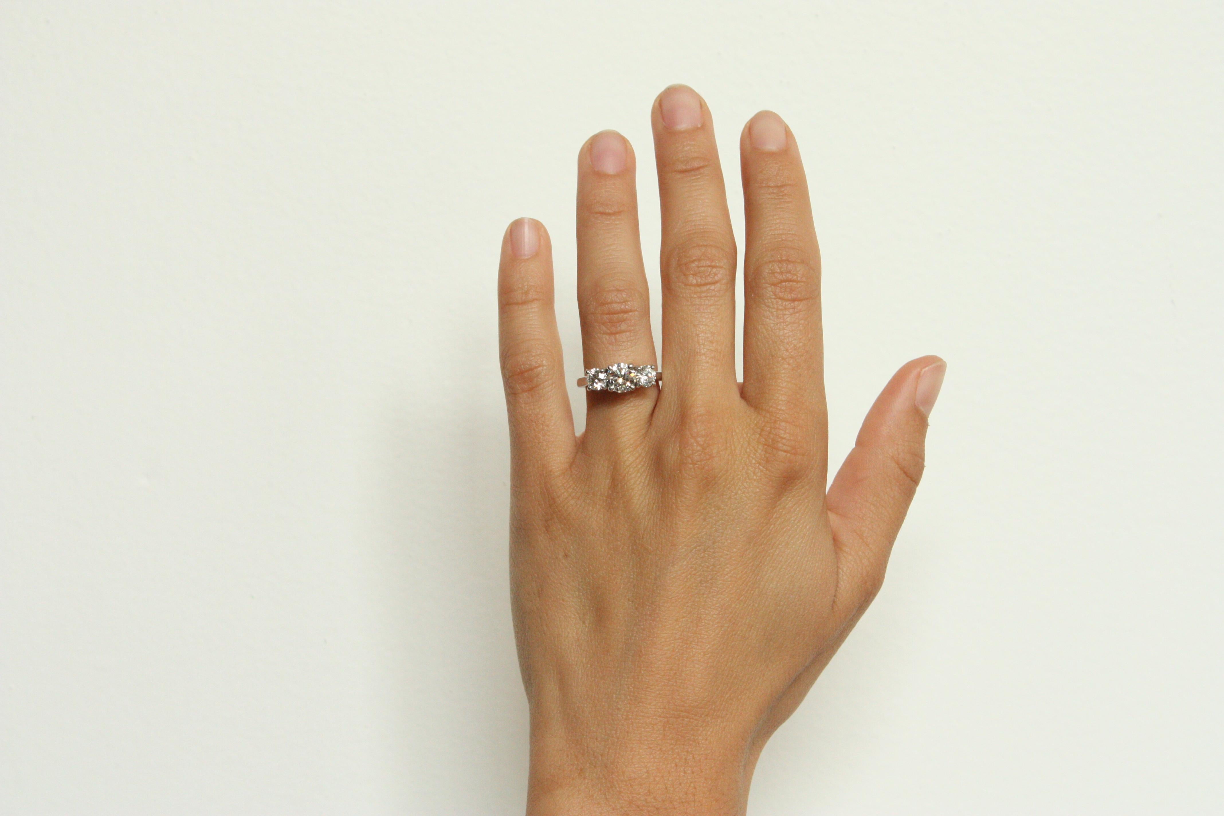Taille ronde Bague de fiançailles à 3 pierres en platine avec diamants ronds de 1,87 carat au total en vente