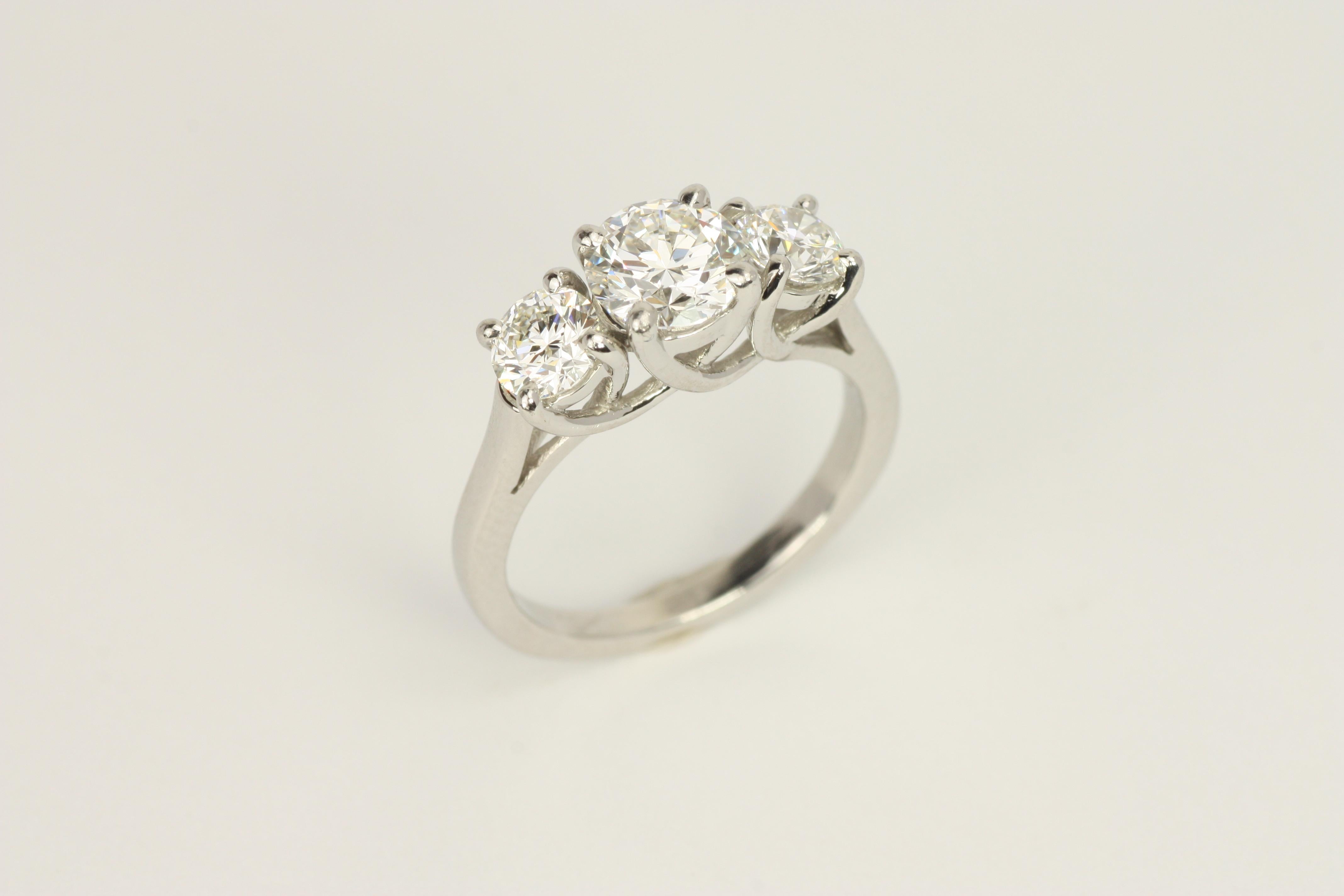 Bague de fiançailles à 3 pierres en platine avec diamants ronds de 1,87 carat au total Excellent état - En vente à Santa Monica, CA