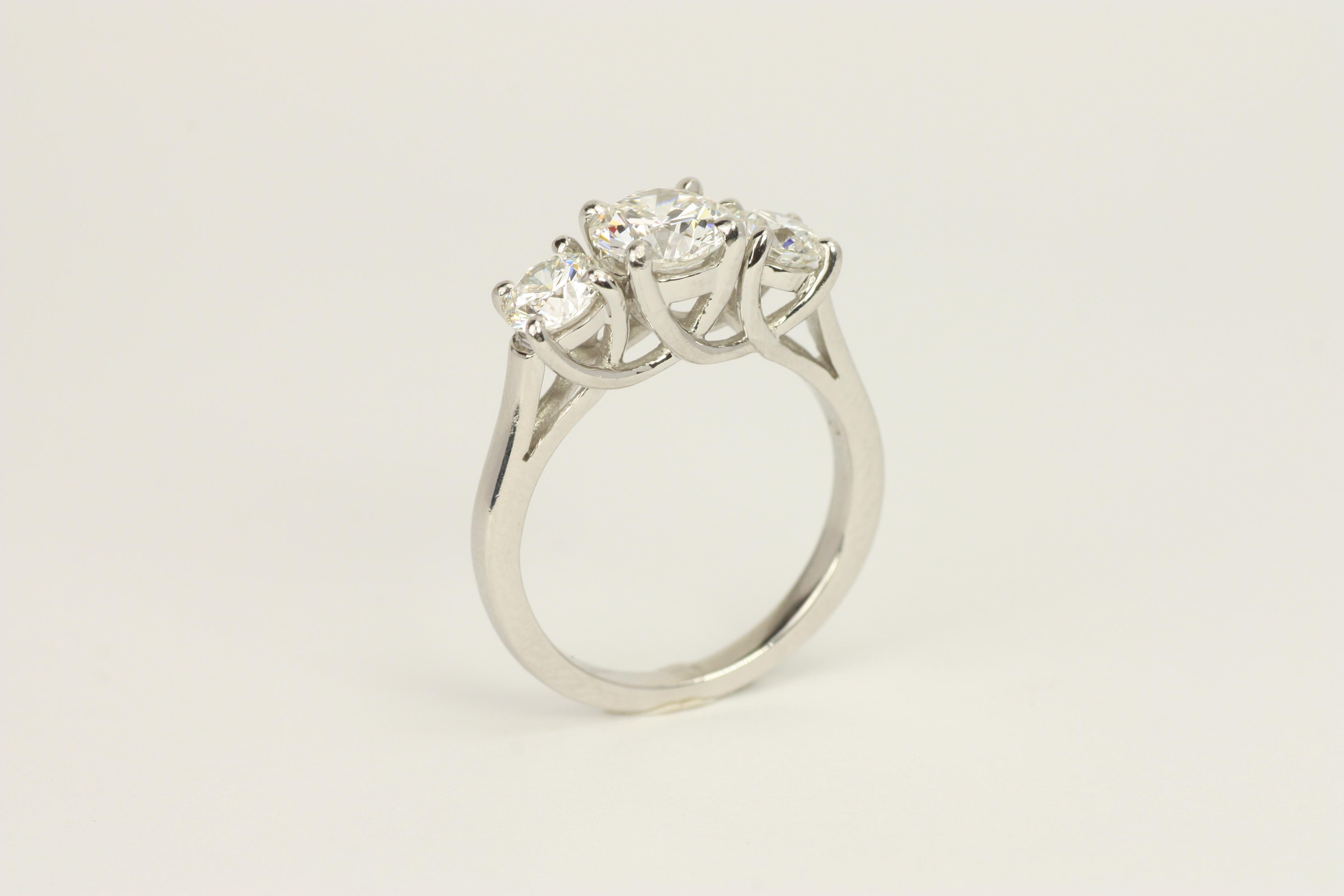 Bague de fiançailles à 3 pierres en platine avec diamants ronds de 1,87 carat au total Pour femmes en vente