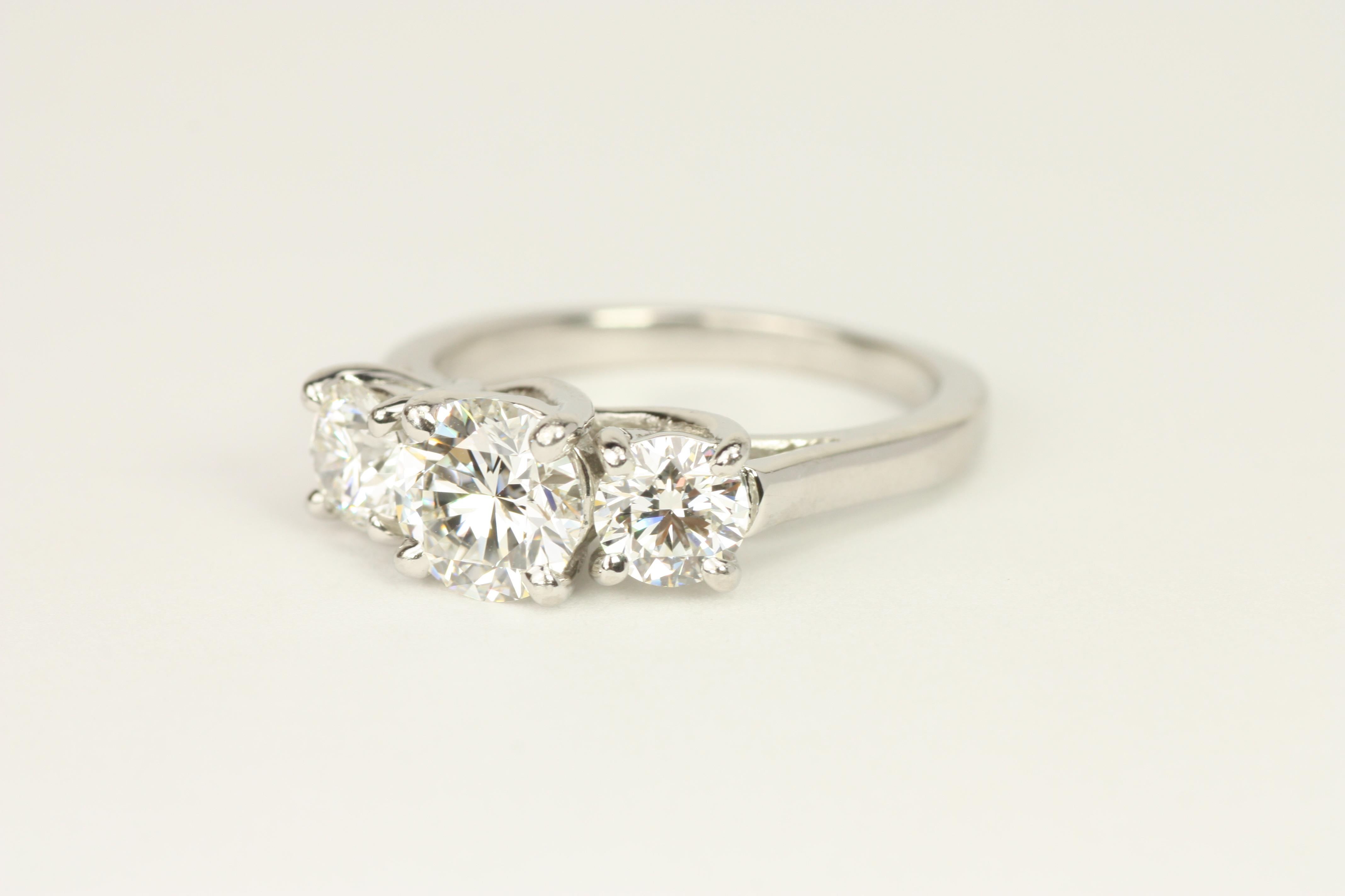 Bague de fiançailles à 3 pierres en platine avec diamants ronds de 1,87 carat au total en vente 1