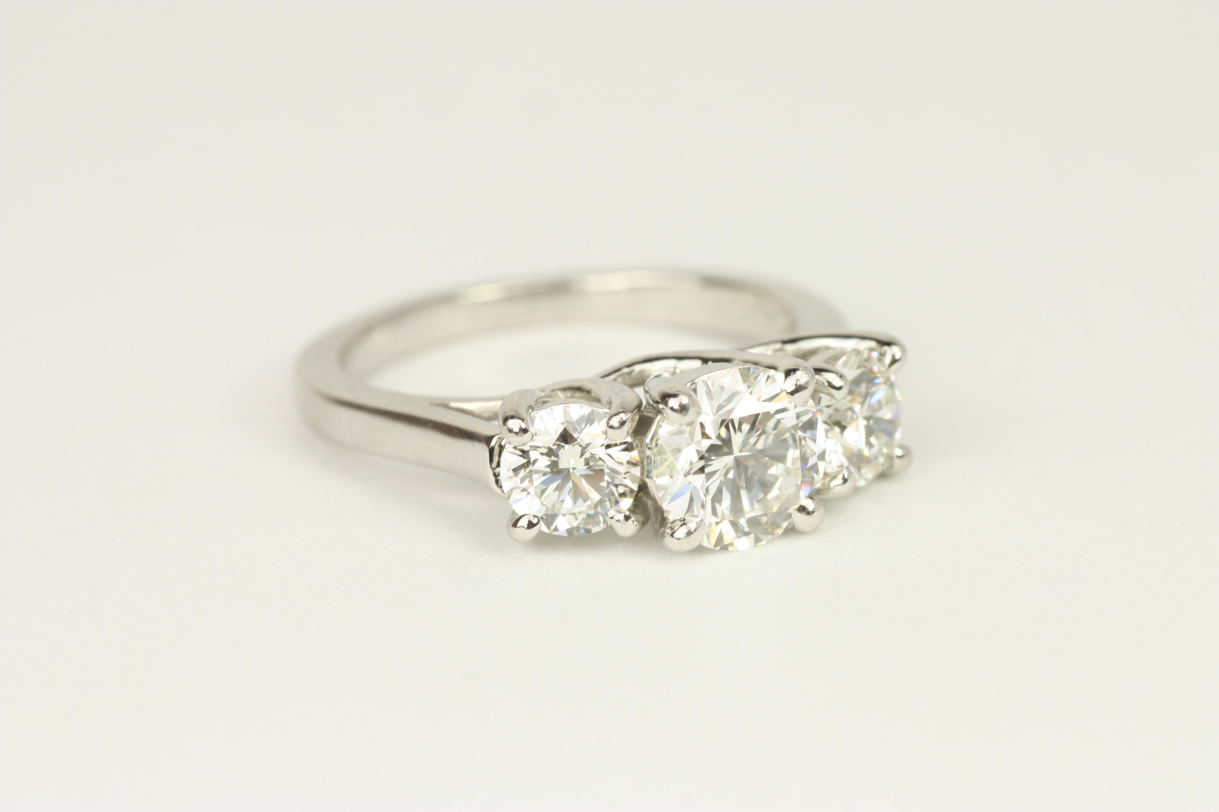 Bague de fiançailles à 3 pierres en platine avec diamants ronds de 1,87 carat au total en vente 2