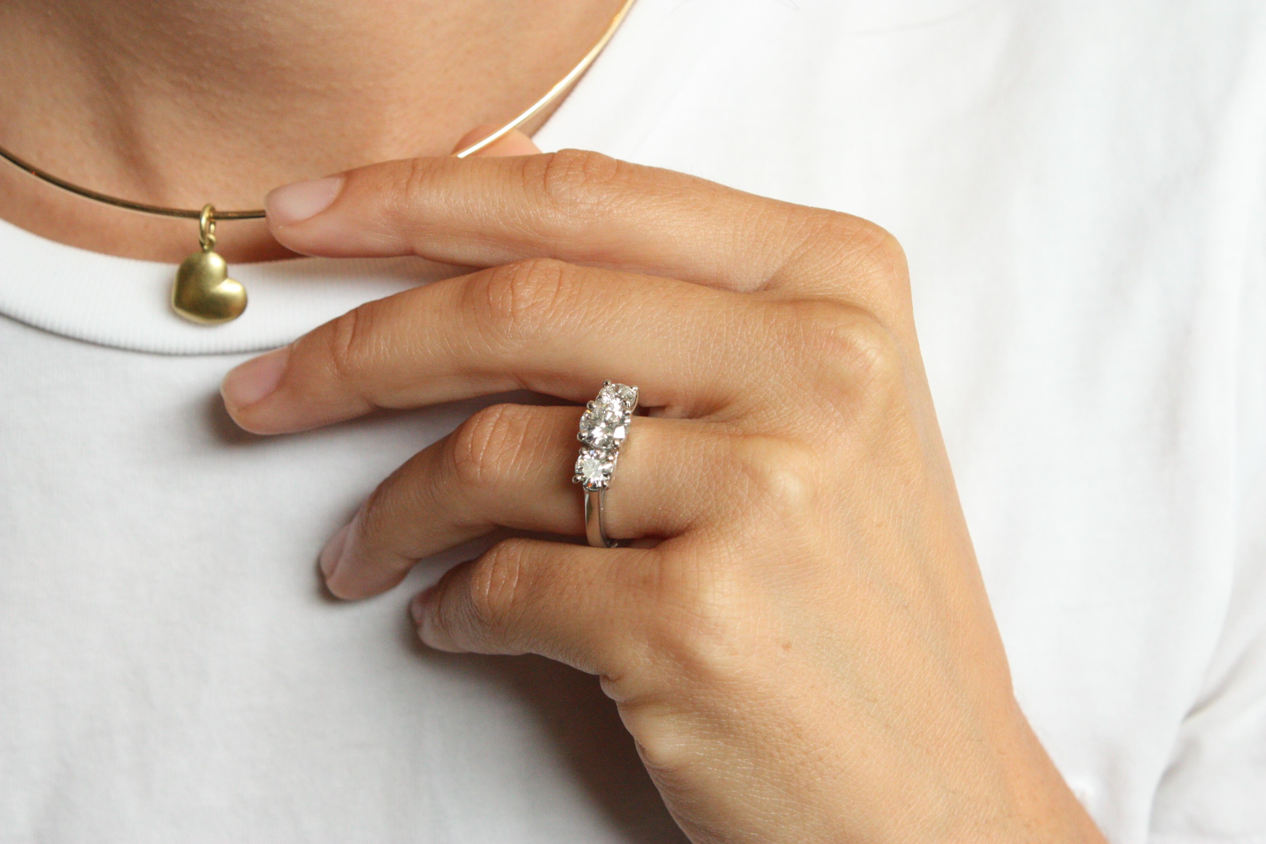 Contemporain Bague de fiançailles à 3 pierres en platine avec diamants ronds de 1,87 carat au total en vente