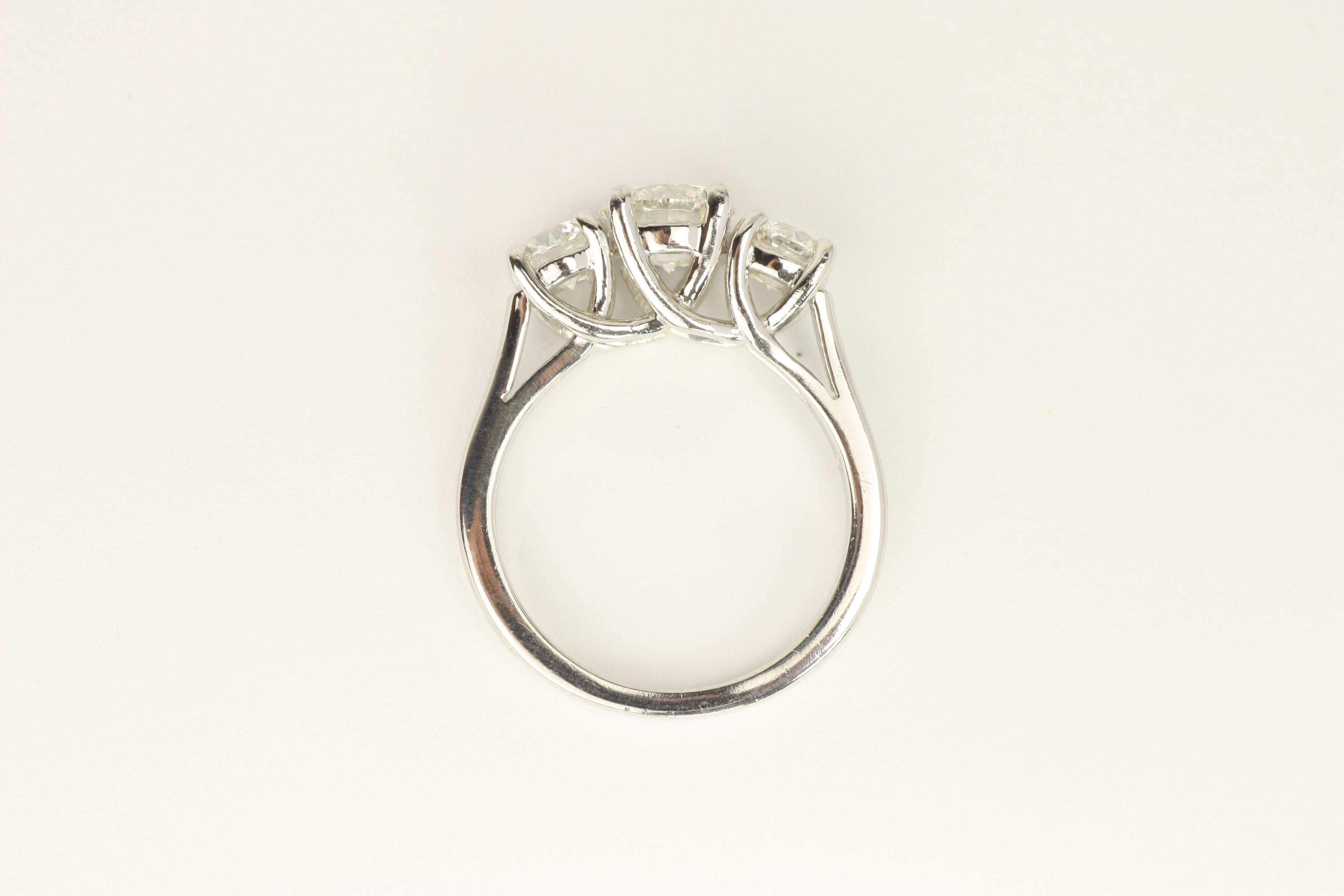 Bague de fiançailles à 3 pierres en platine avec diamants ronds de 1,87 carat au total en vente 3