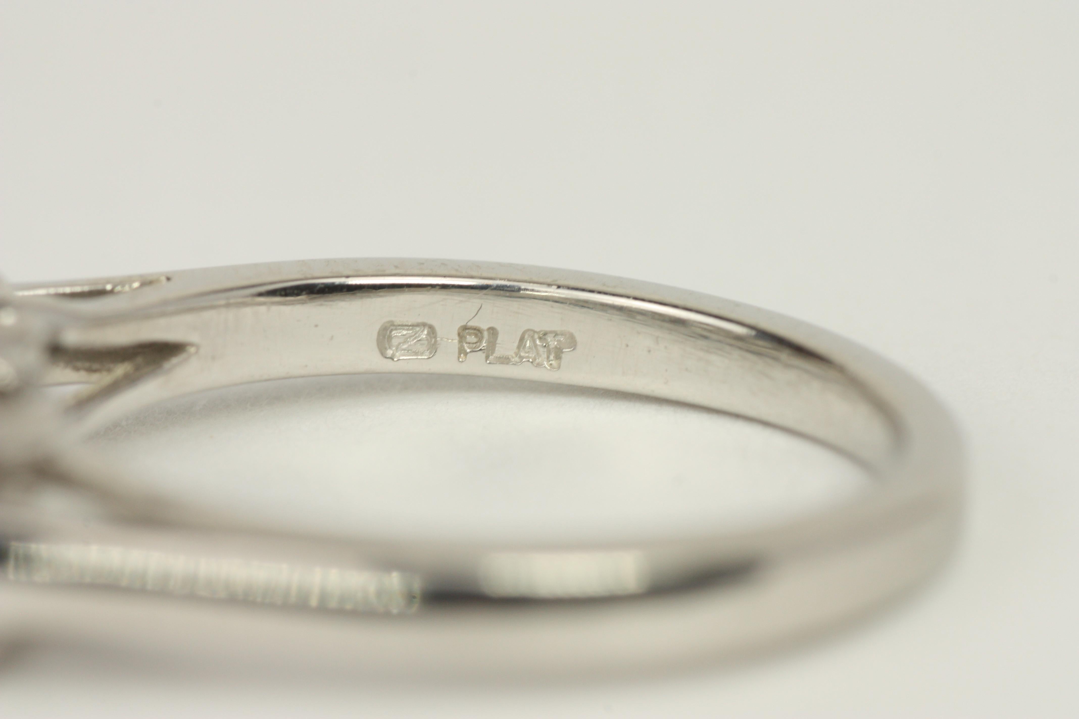 Bague de fiançailles à 3 pierres en platine avec diamants ronds de 1,87 carat au total en vente 4