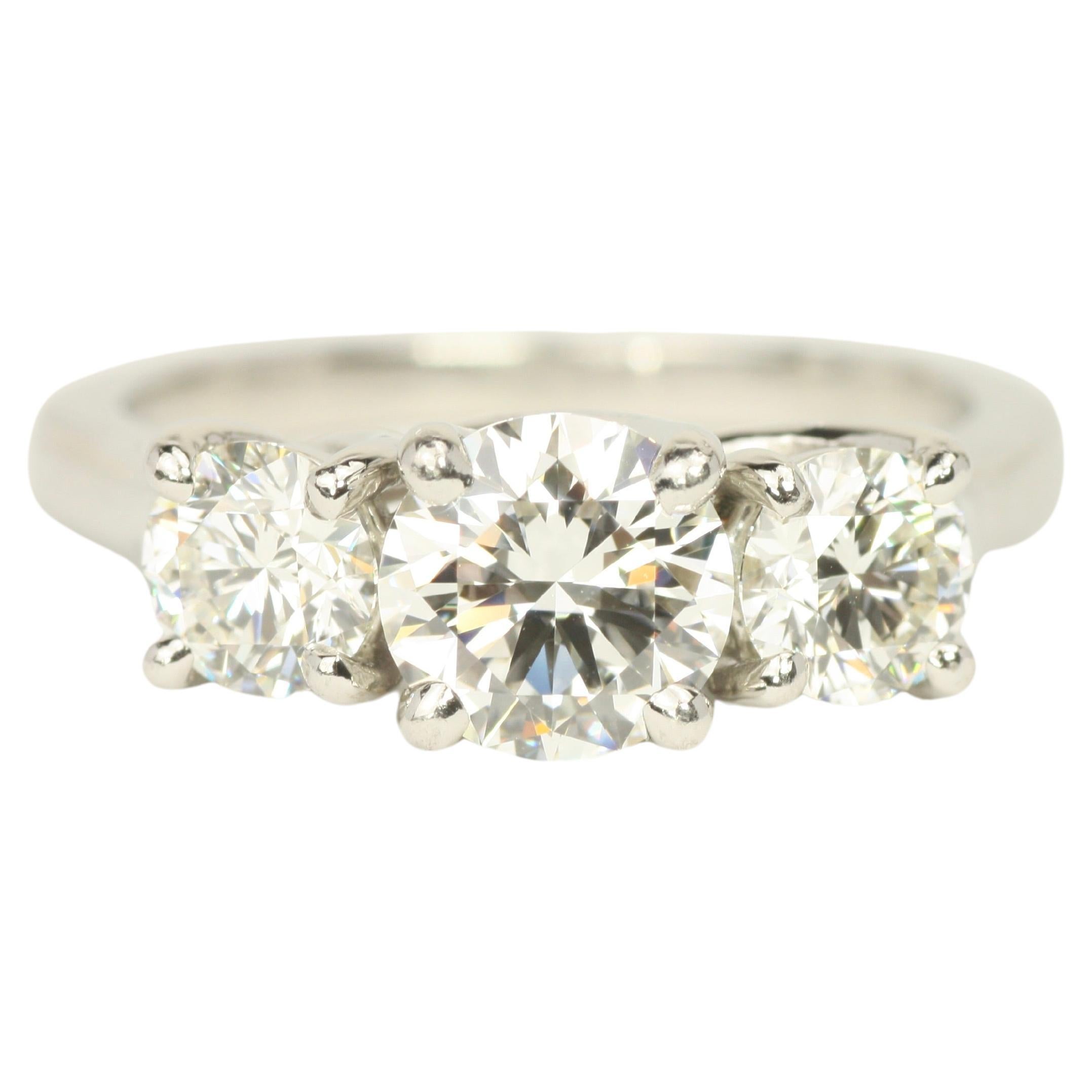 Bague de fiançailles à 3 pierres en platine avec diamants ronds de 1,87 carat au total