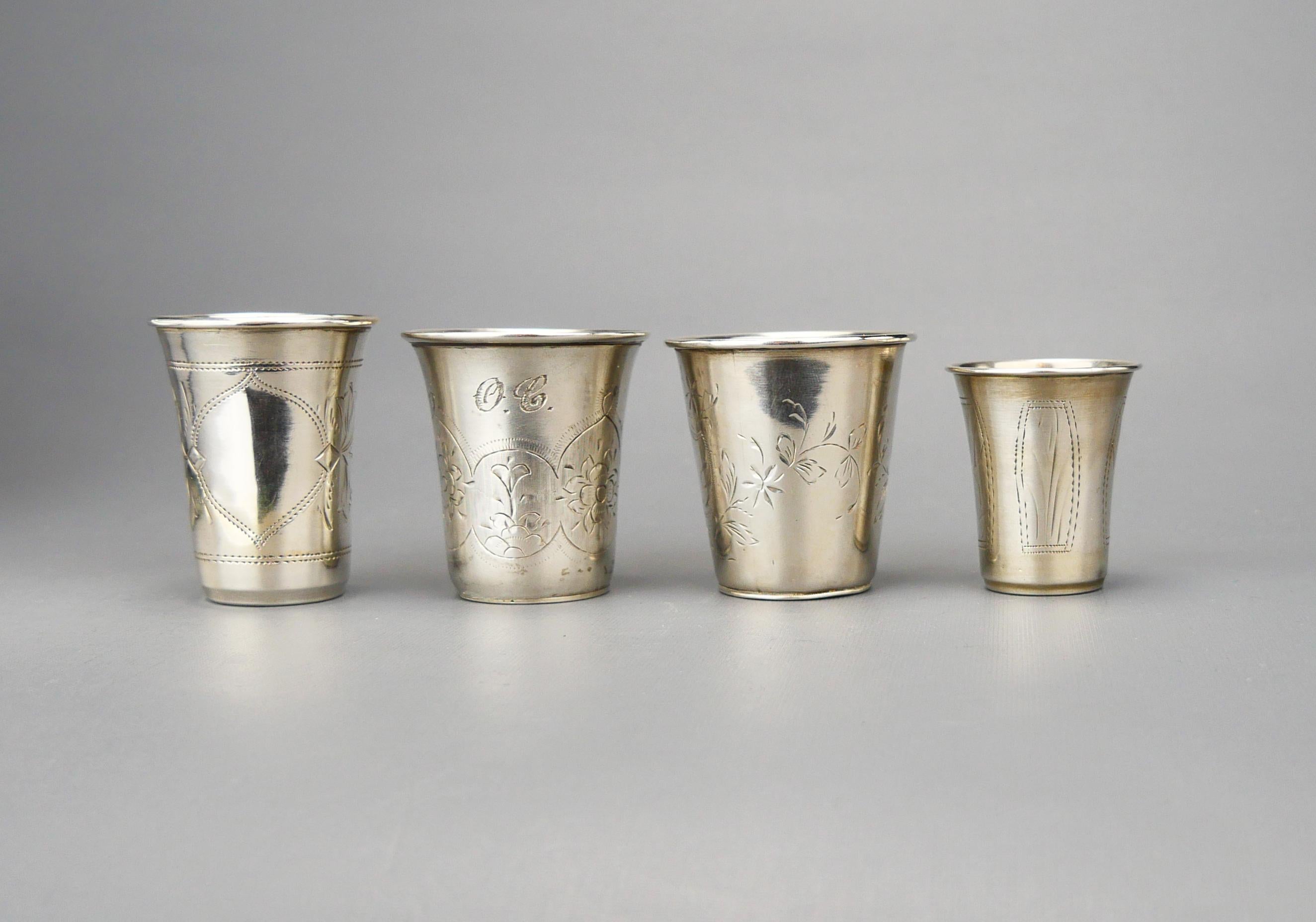 da uomo o donna 1870-1900 Quattro antichi bicchieri da vodka in argento Sterling 84/ 76 grammi in vendita