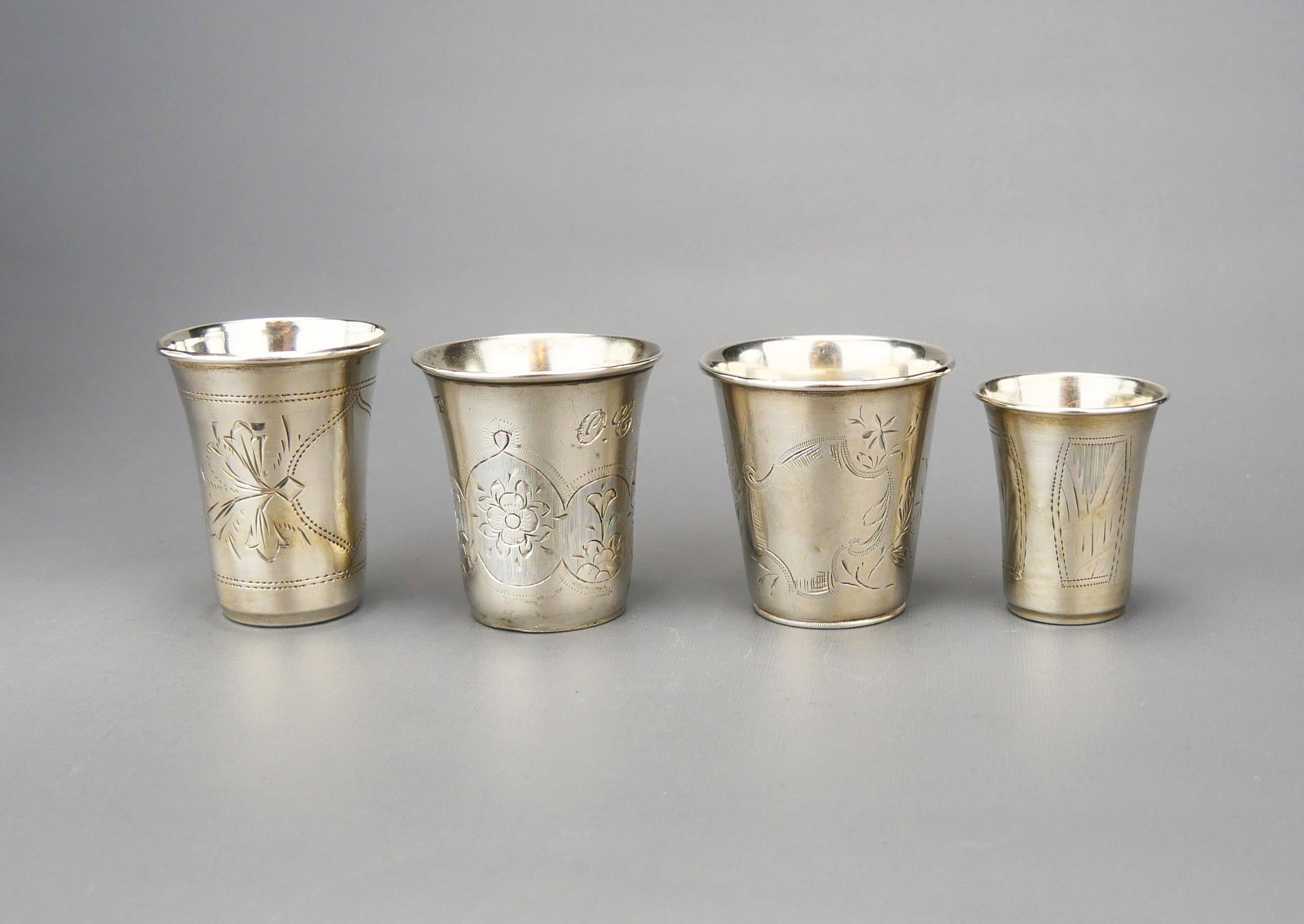 1870-1900 Quattro antichi bicchieri da vodka in argento Sterling 84/ 76 grammi