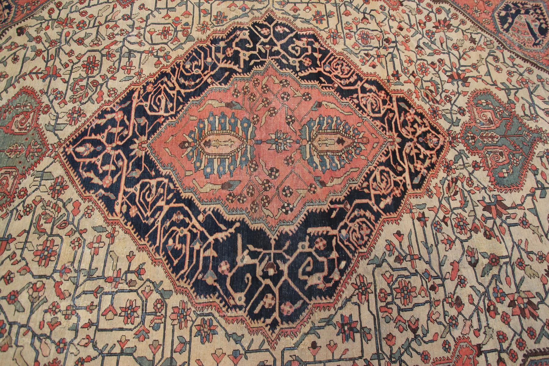 1870 Antiker persischer Farahan-Teppich Antiker Farahan-Teppich Pfauenmuster im Zustand „Gut“ im Angebot in New York, NY