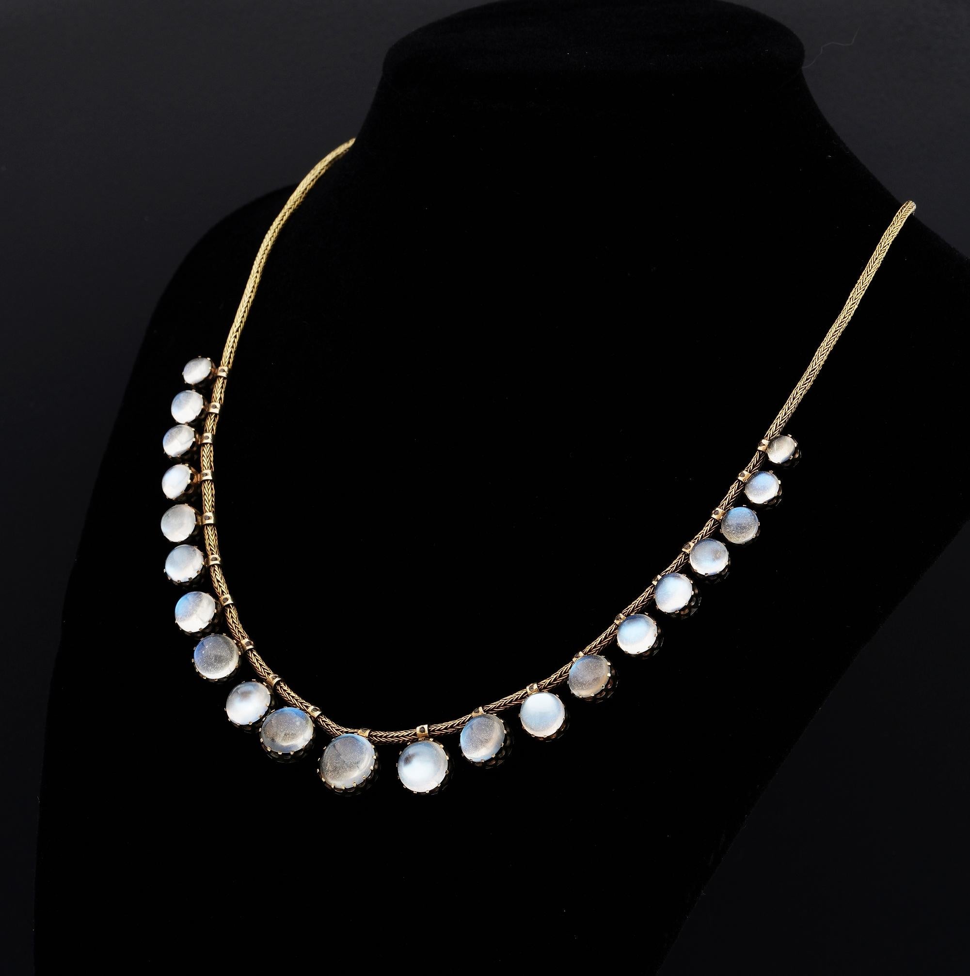Victorian 36.00 Carat Moonstone Snake Chain 18 Karat Necklace, circa 1870 In Good Condition For Sale In Napoli, IT