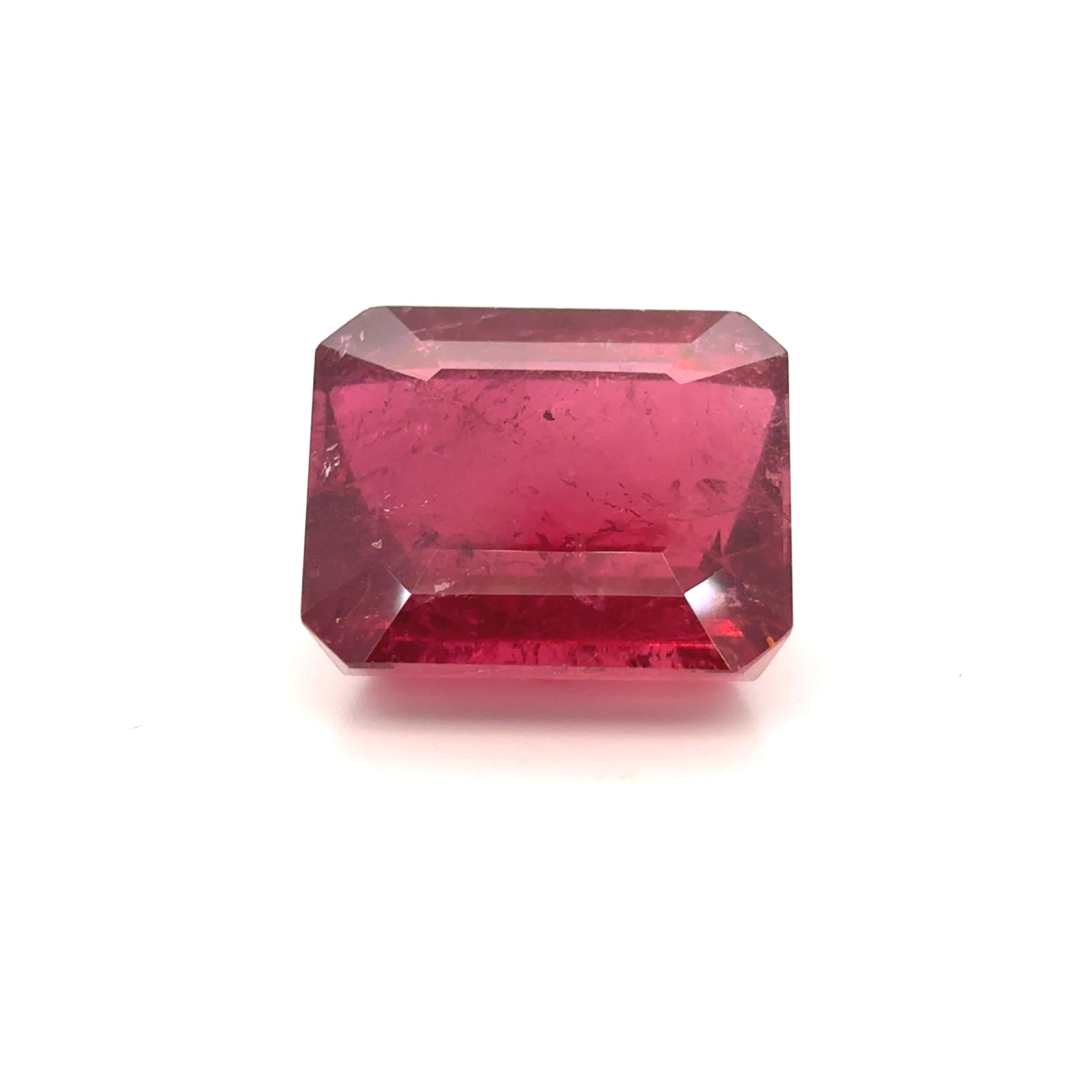 Rubellite en vrac de 18,70 carats, taillée en octogone, d'une teinte rose étonnante et d'un éclat radieux. Cette pierre précieuse naturelle, d'origine éthique, est taillée et polie à la main de manière experte. Parfait pour être transformé en un