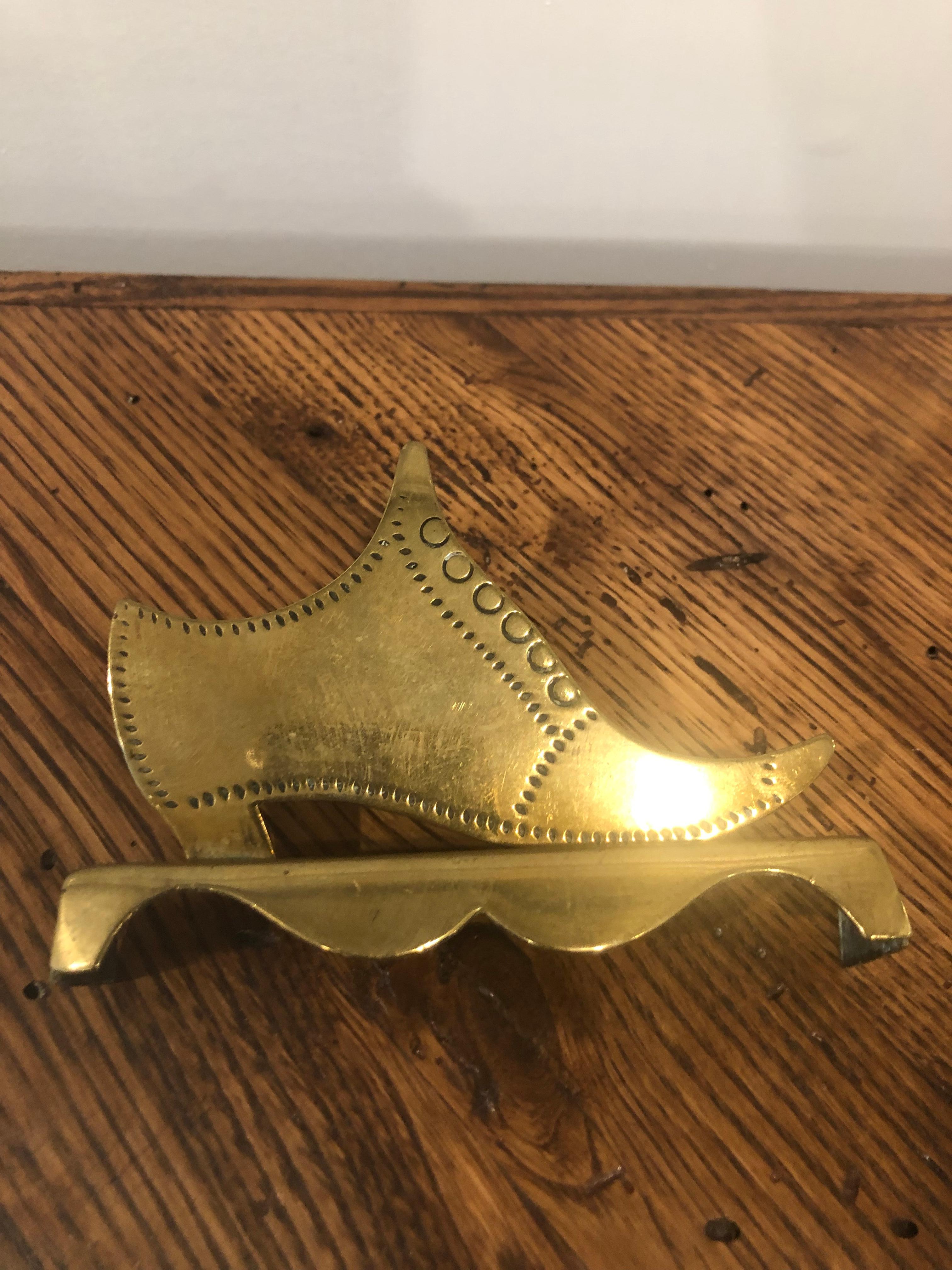 1870 English Brass Single Shoe Spill Vase Rear Holder In Good Condition For Sale In Stamford, CT