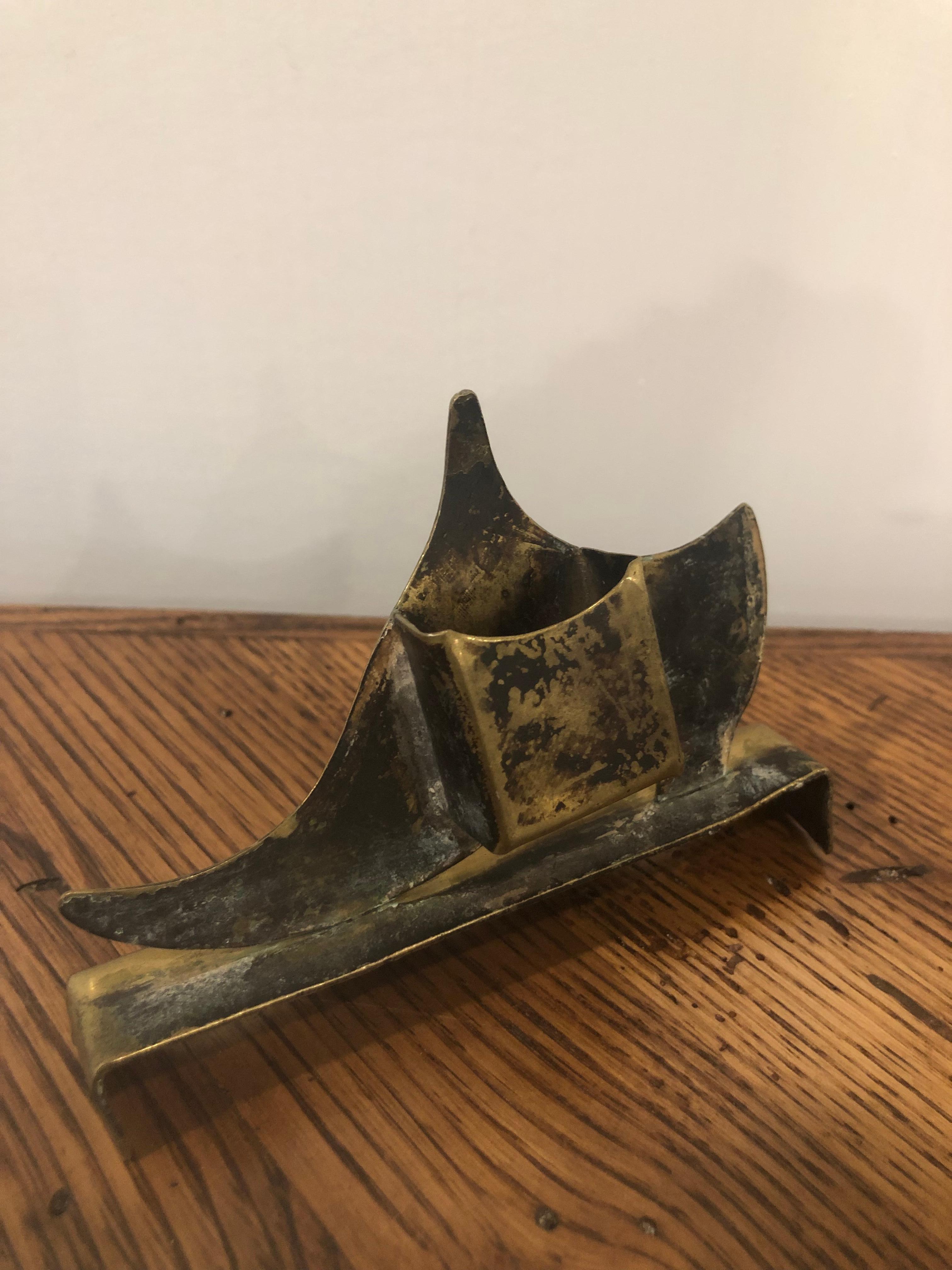 Laiton Vase de déversement de chaussures simple en laiton anglais de 1870 avec support arrière en vente