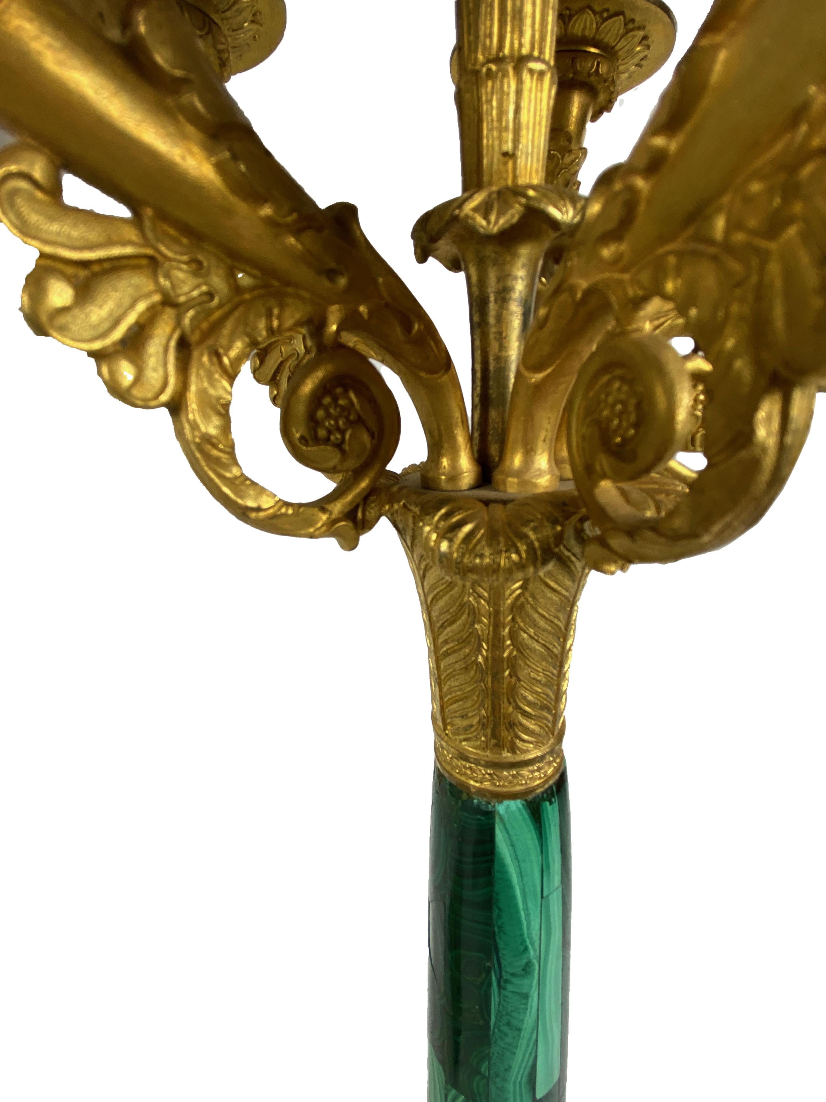 Francese Portacandele Dore in bronzo stile Impero francese del 1870, una coppia in vendita