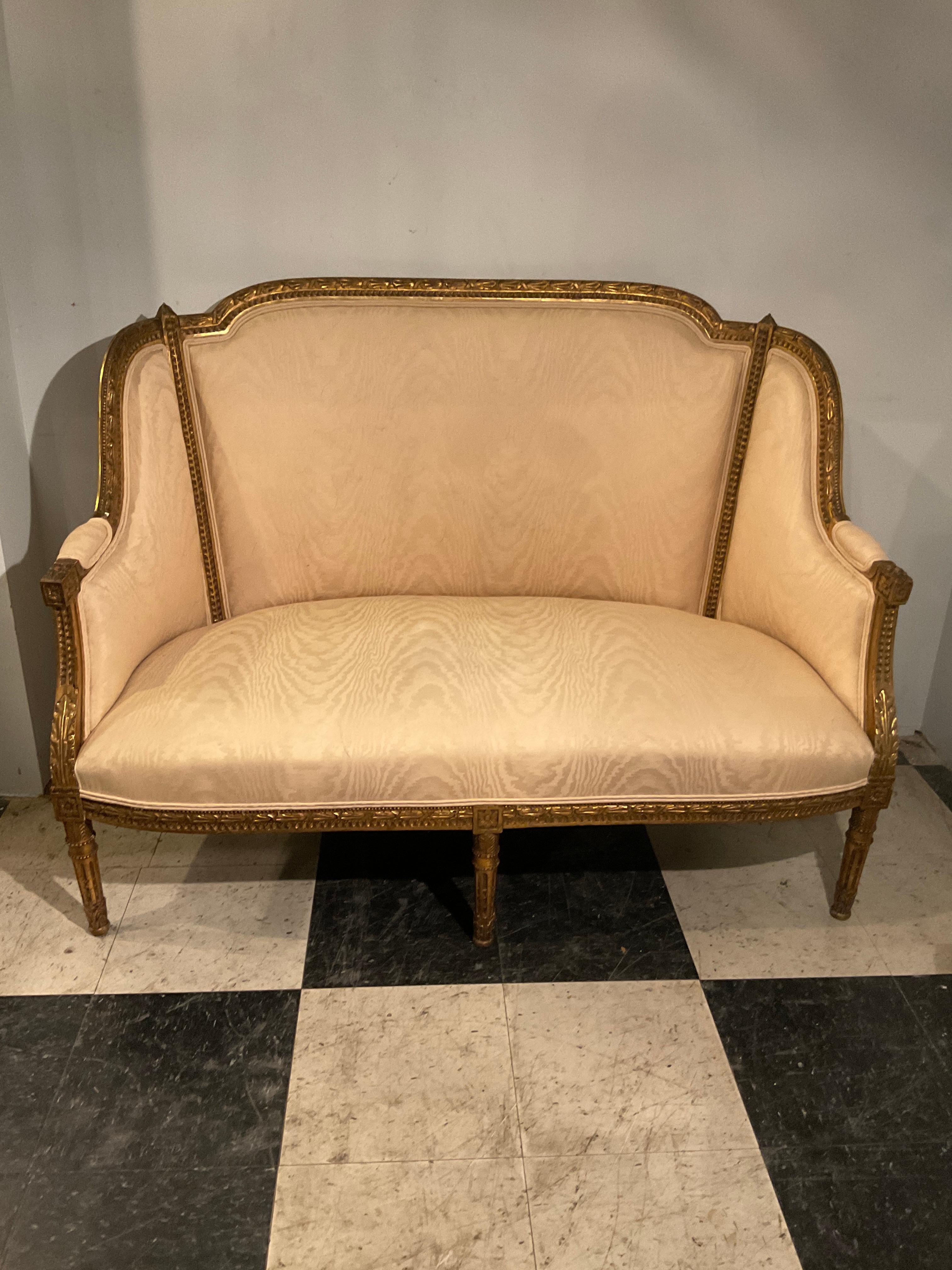 1870s Canapé français Louis XVI en bois sculpté et doré. La tapisserie a environ 12 ans. 