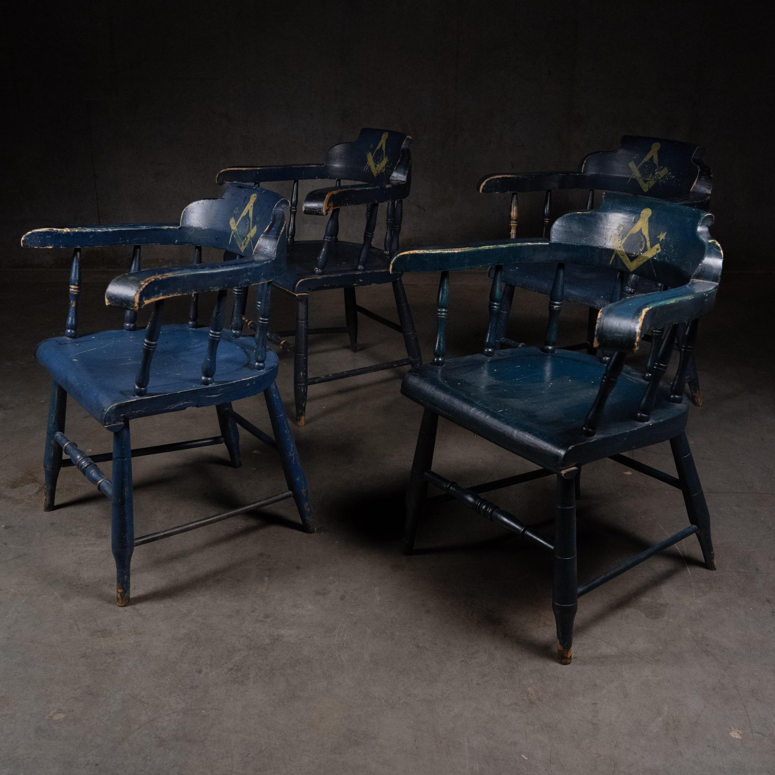 Un raro set documentato di sedie Windsor per caserme dei pompieri di influenza massonica in vernice blu originale, solide e intatte. Queste sedie sono documentate nel libro Canadian Country Furniture di Micheal Bird ... che è un registro molto