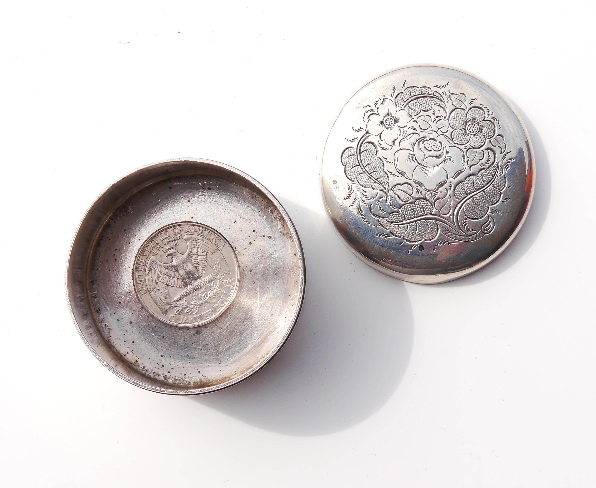 Tabatière 1870 Vanity Pill solide 830 Coin Silver / 42gr en vente 2
