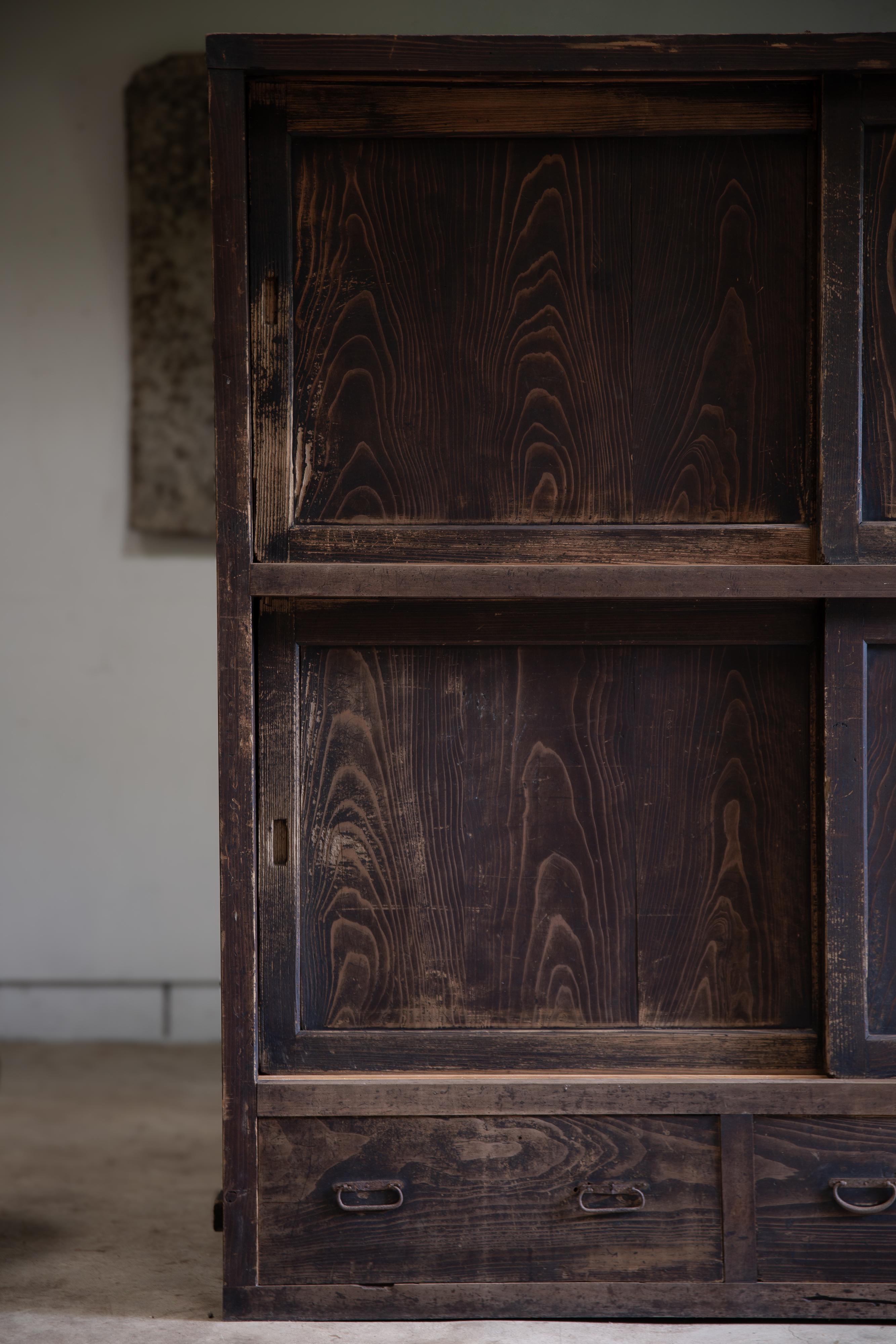1870s-1900s Japanese antique large Mizuya tansu chest. wabi sabi primitive In Good Condition For Sale In 常陸大宮市, JP