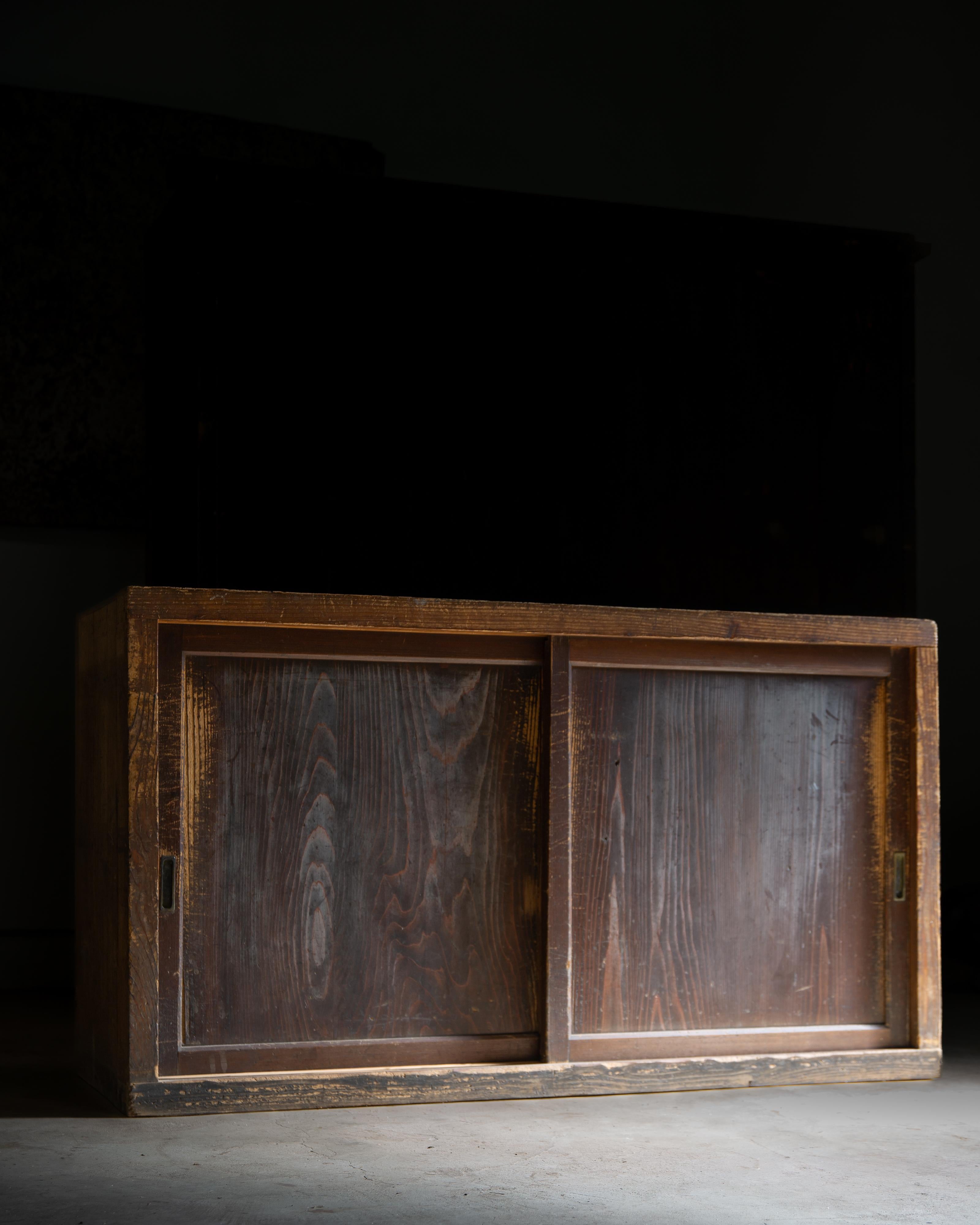 Nuovi ritrovamenti dall'area di Tohoku, Giappone.

Questo tansu Mizuya a un piano è realizzato in cedro Sugi rossastro di prima qualità, prodotto tra il 1870 e il 1900 (dal periodo Meiji all'inizio del periodo Taisho).
Con capacità di stoccaggio