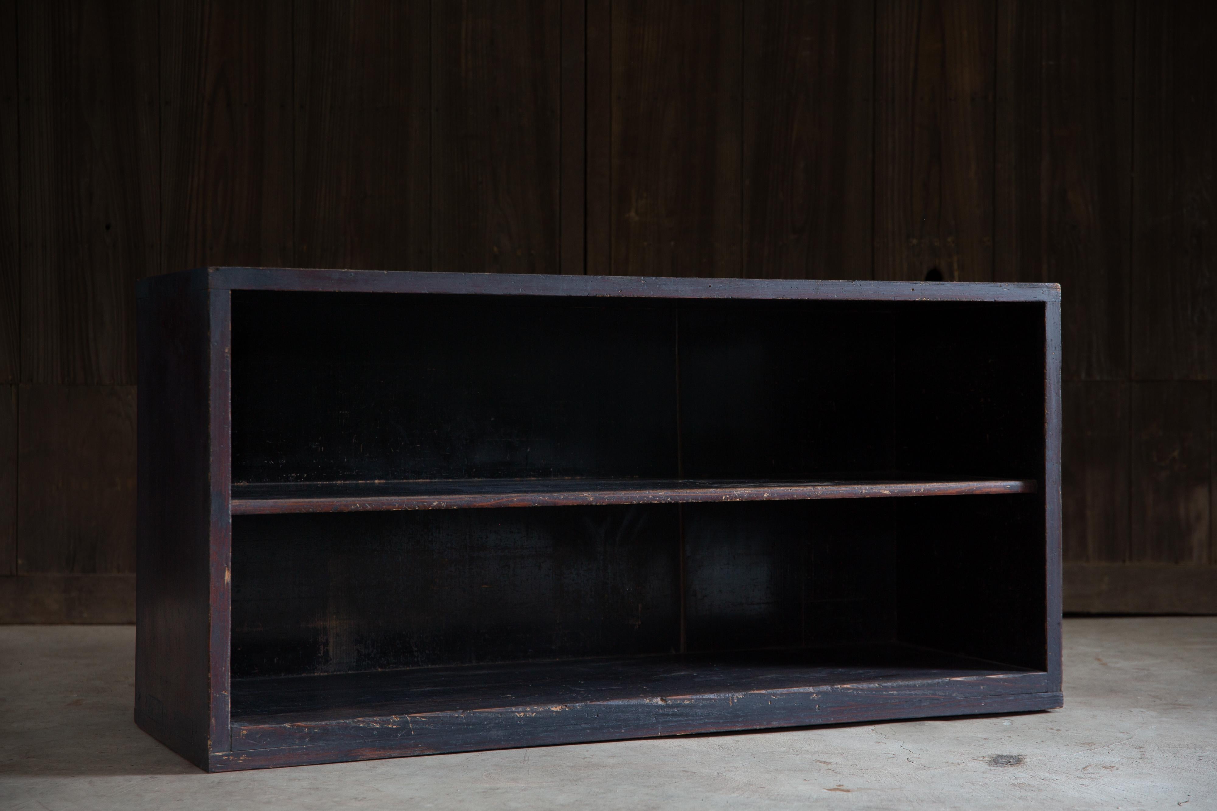 Nuevos hallazgos en la zona de Tohoku, Japón.

Este tansu Mizuya de un solo nivel está fabricado con cedro Sugi rojizo de primera calidad, producto de alrededor de los años 1870 a 1900 (periodo Meiji a principios del Taisho). Acabado con laca