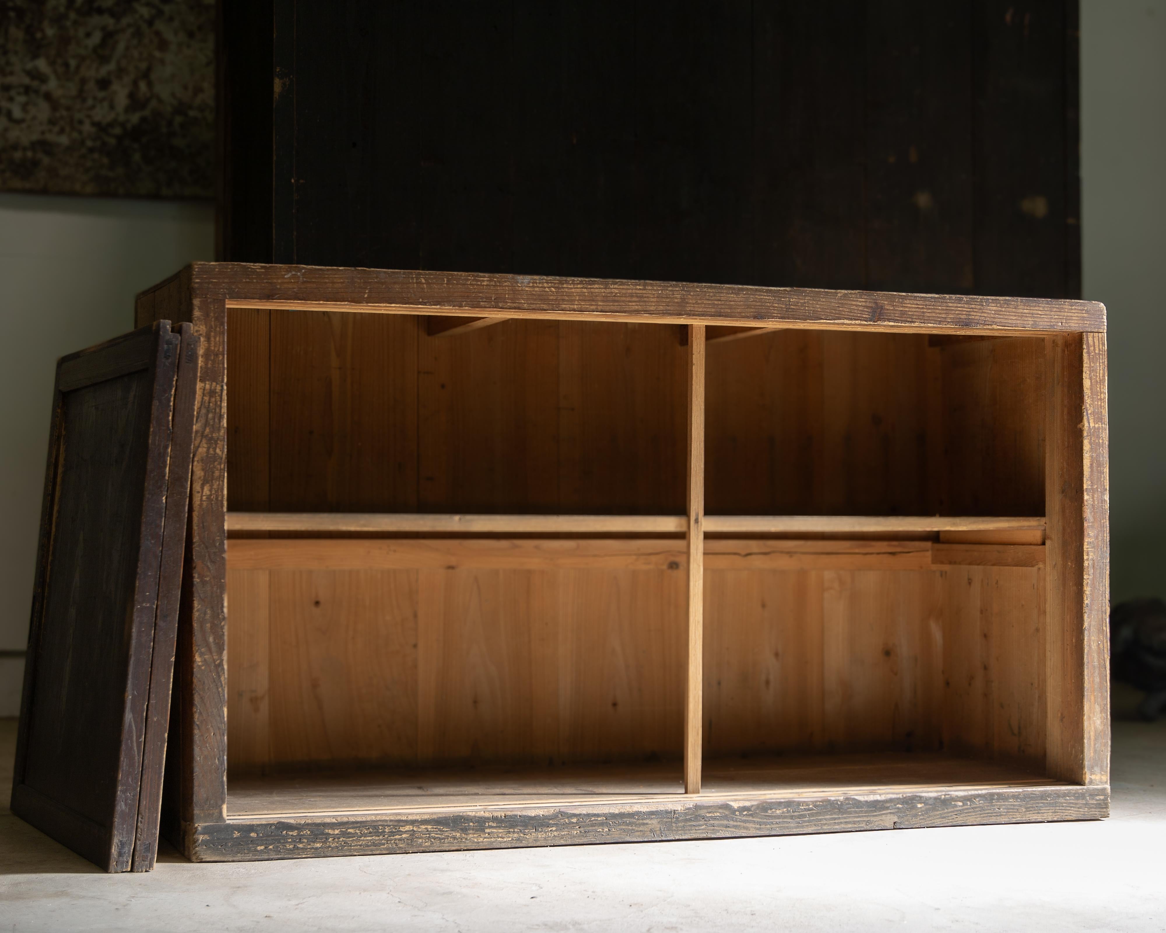 Legno 1870-1900 Giapponese antico Mizuya tansu cassapanca credenza wabi sabi primitivo in vendita