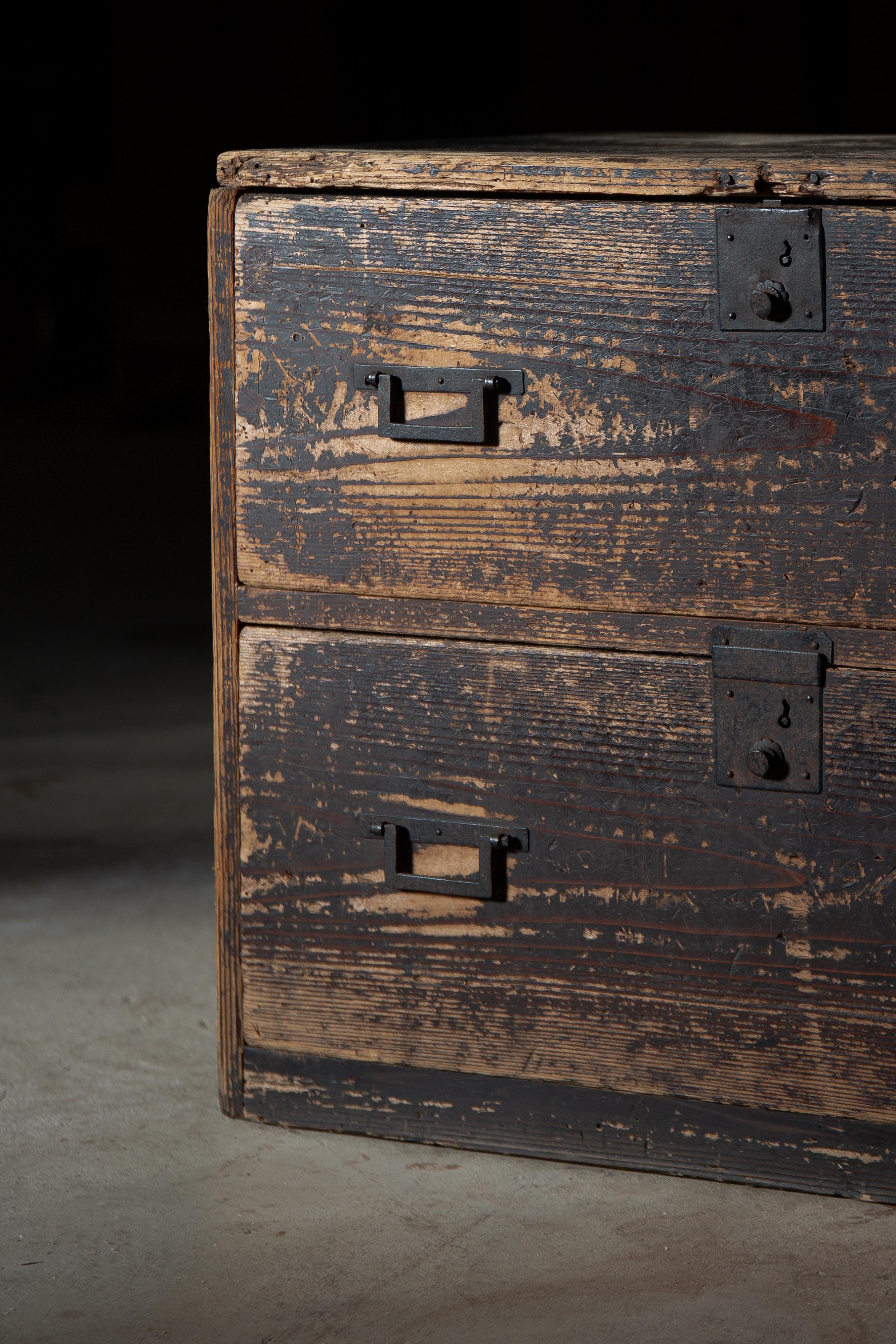 1870er-1900er wabi sabi japanische antike Tansu-Kommode aus der Mitte der Tansu-Periode (Tischlerei) im Angebot