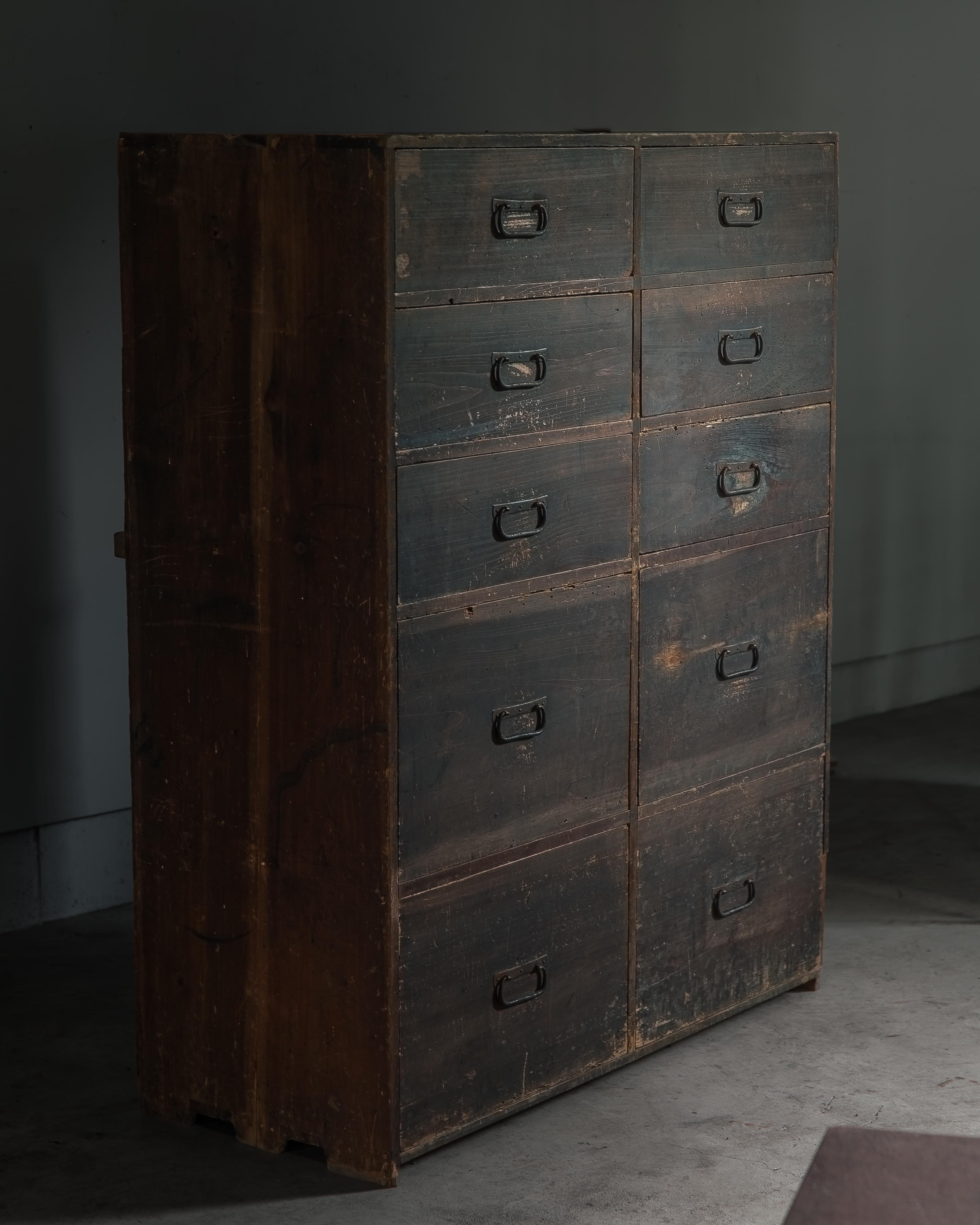 1870s-1910s Japanese antique Isho tansu, clothes chest of drawers, wabi sabi In Good Condition In 常陸大宮市, JP