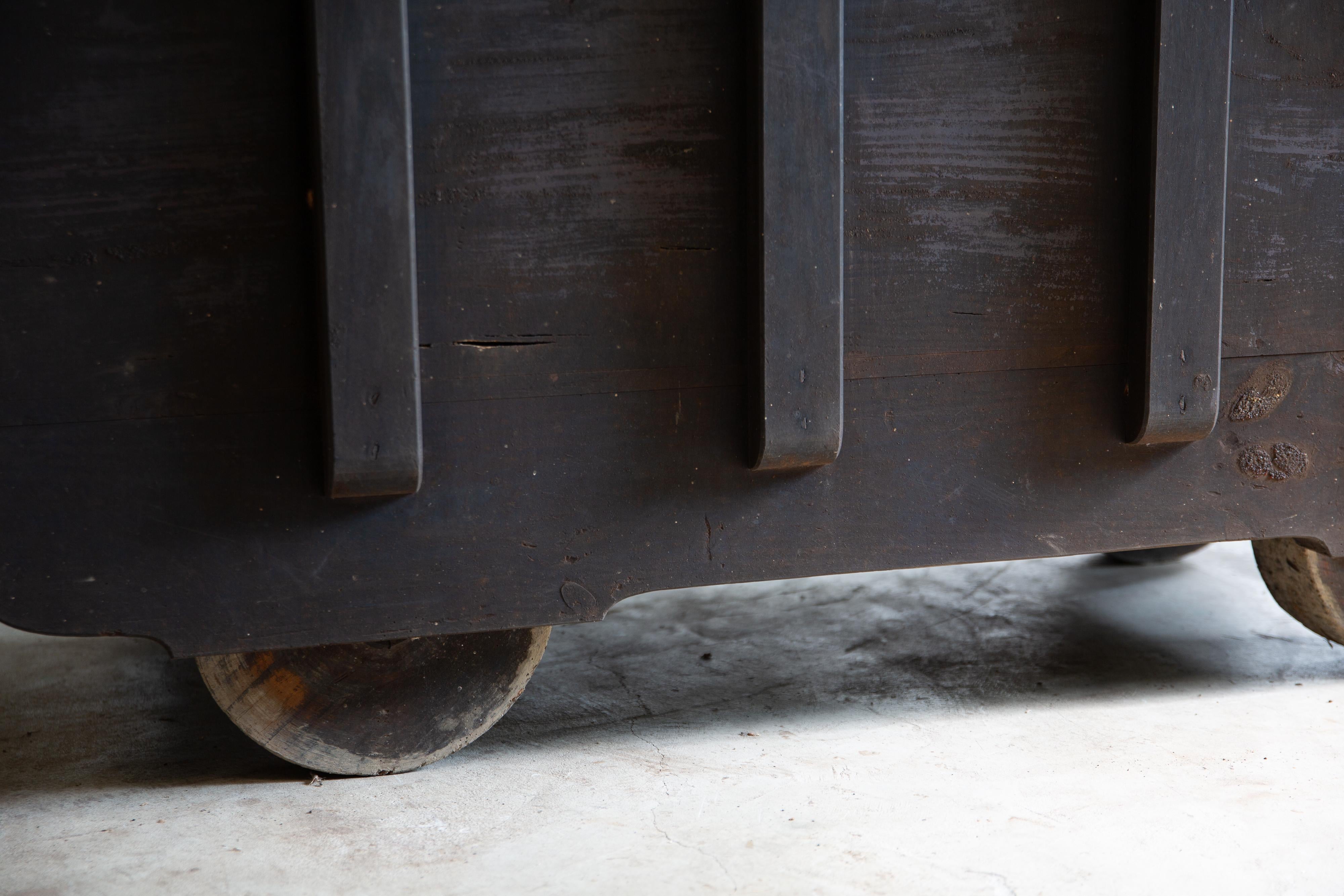 1850s-1870s Edo Japanese antique wheeled trunk Kuruma Nagamochi, Kuruma dansu For Sale 4