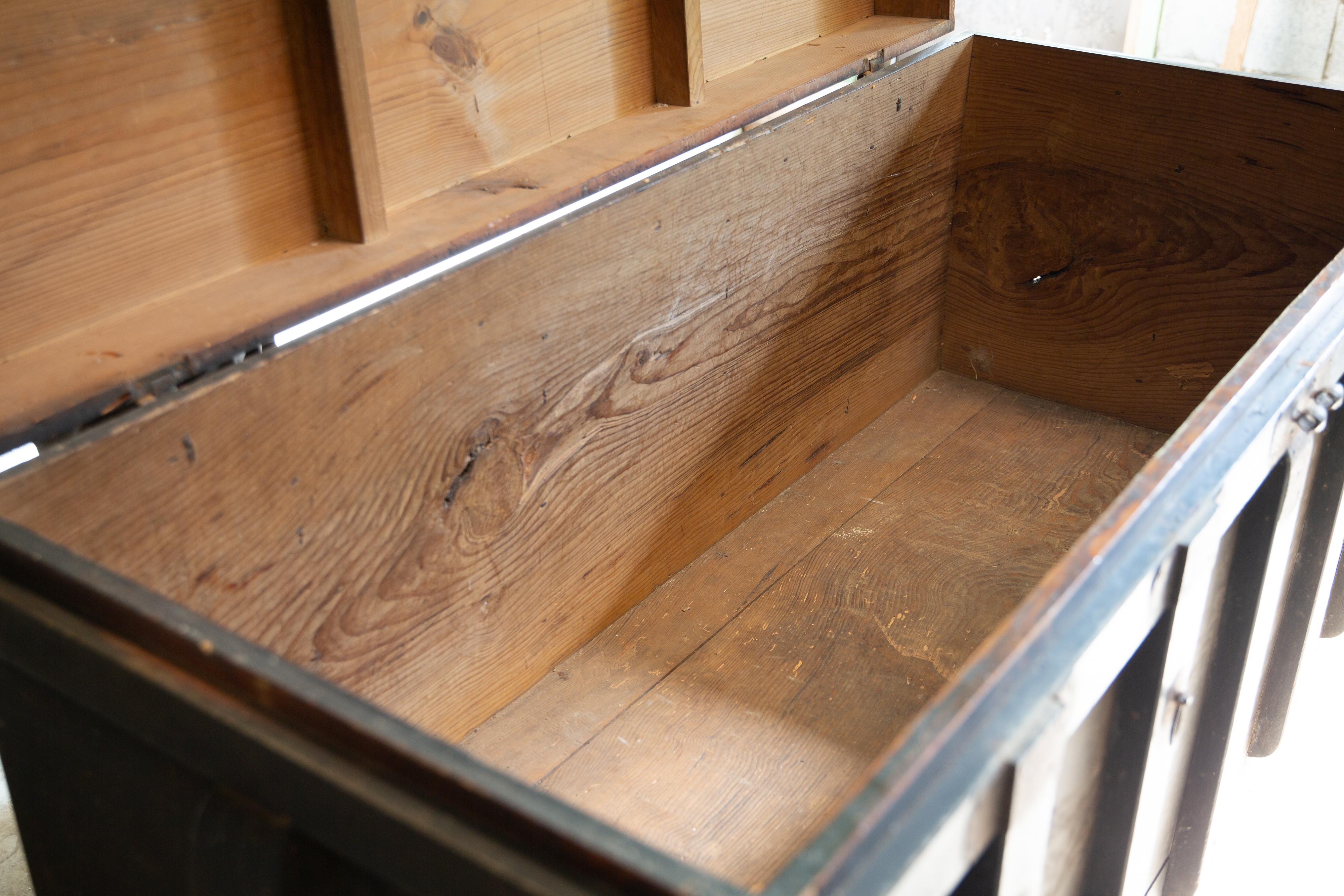 1850s-1870s Edo Japanese antique wheeled trunk Kuruma Nagamochi, Kuruma dansu For Sale 8