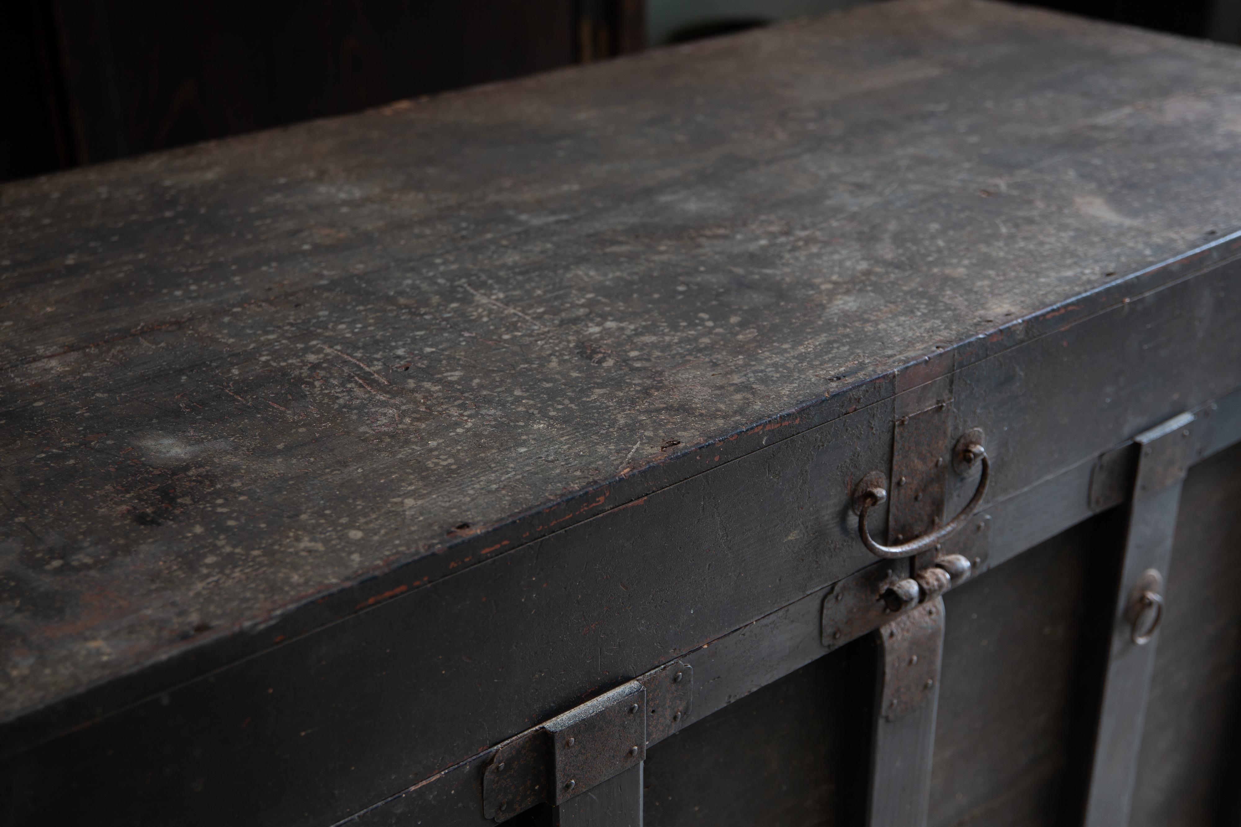 1850s-1870s Edo Japanese antique wheeled trunk Kuruma Nagamochi, Kuruma dansu For Sale 10