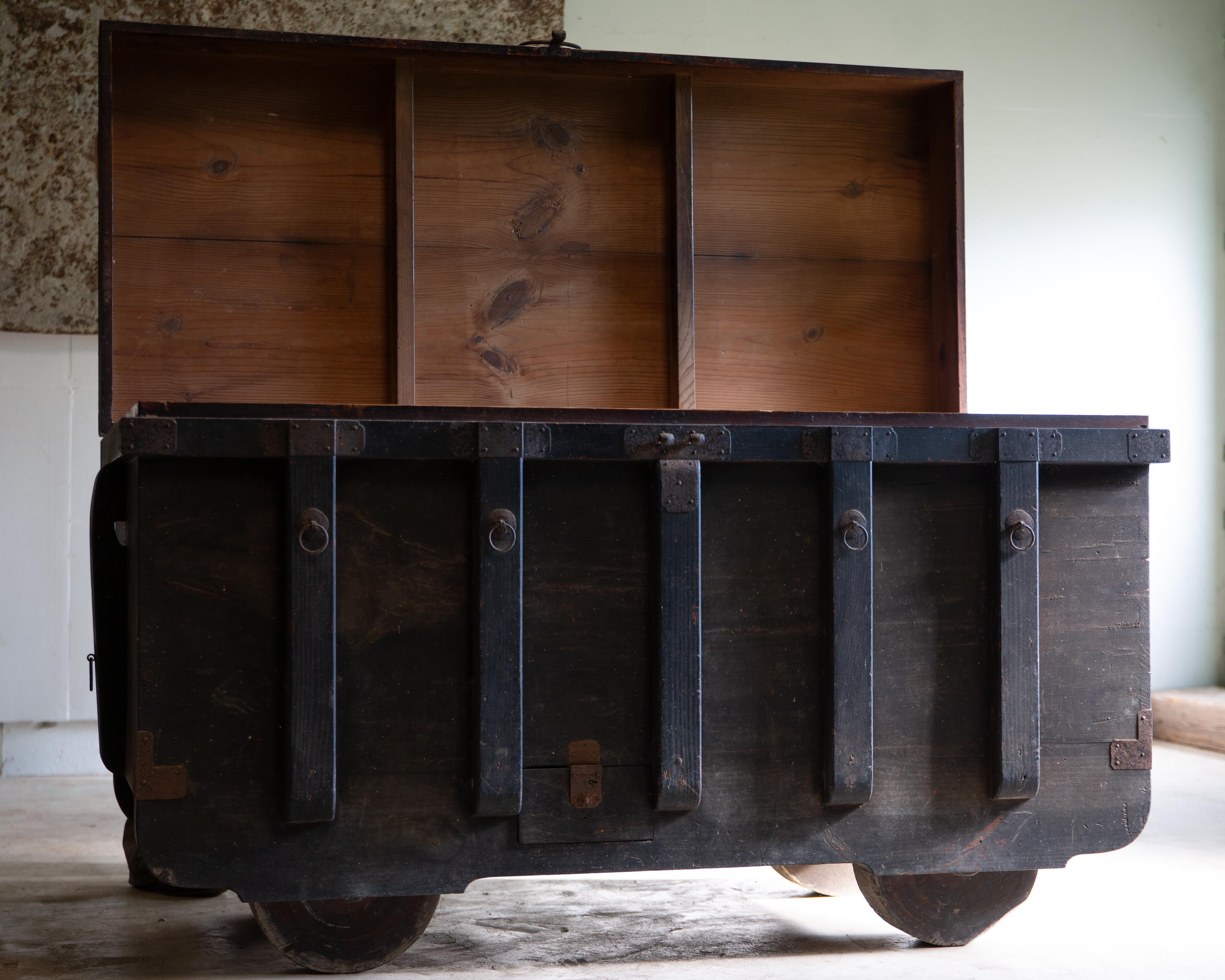 1850s-1870s Edo Japanese antique wheeled trunk Kuruma Nagamochi, Kuruma dansu For Sale 11