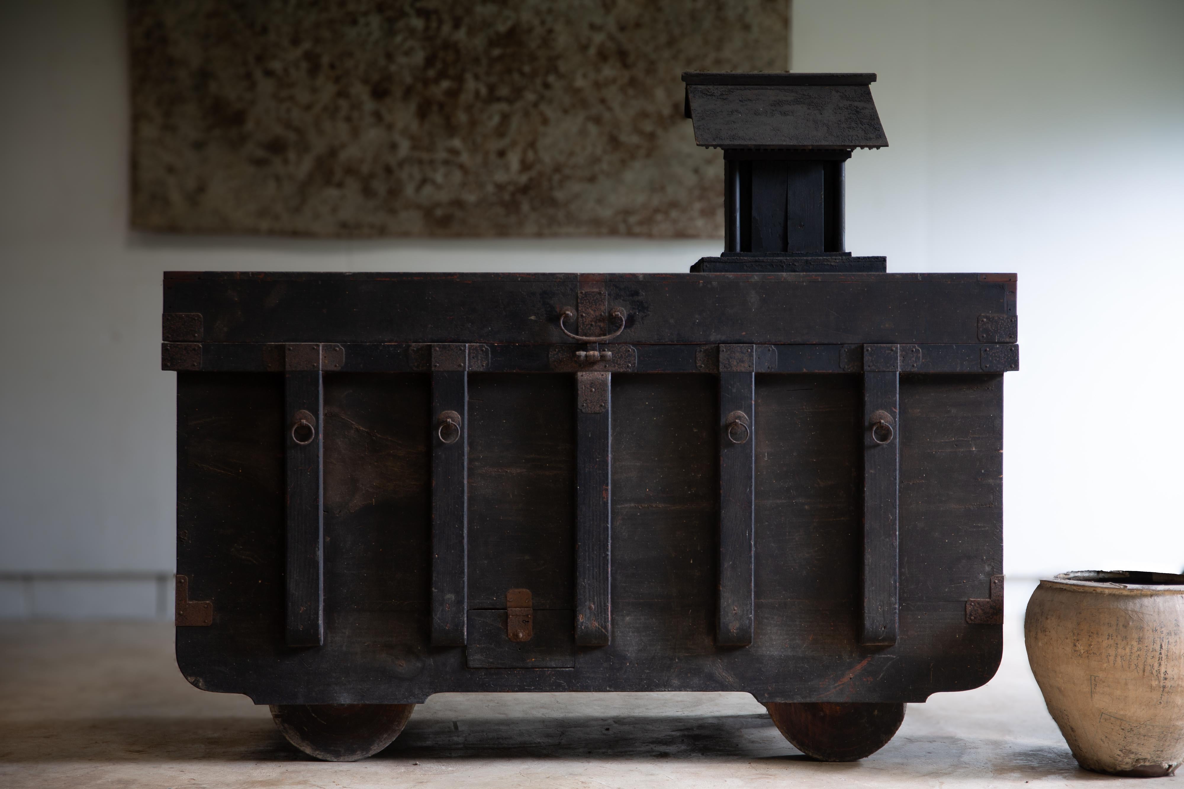 1850s-1870s Edo Japanese antique wheeled trunk Kuruma Nagamochi, Kuruma dansu For Sale 13