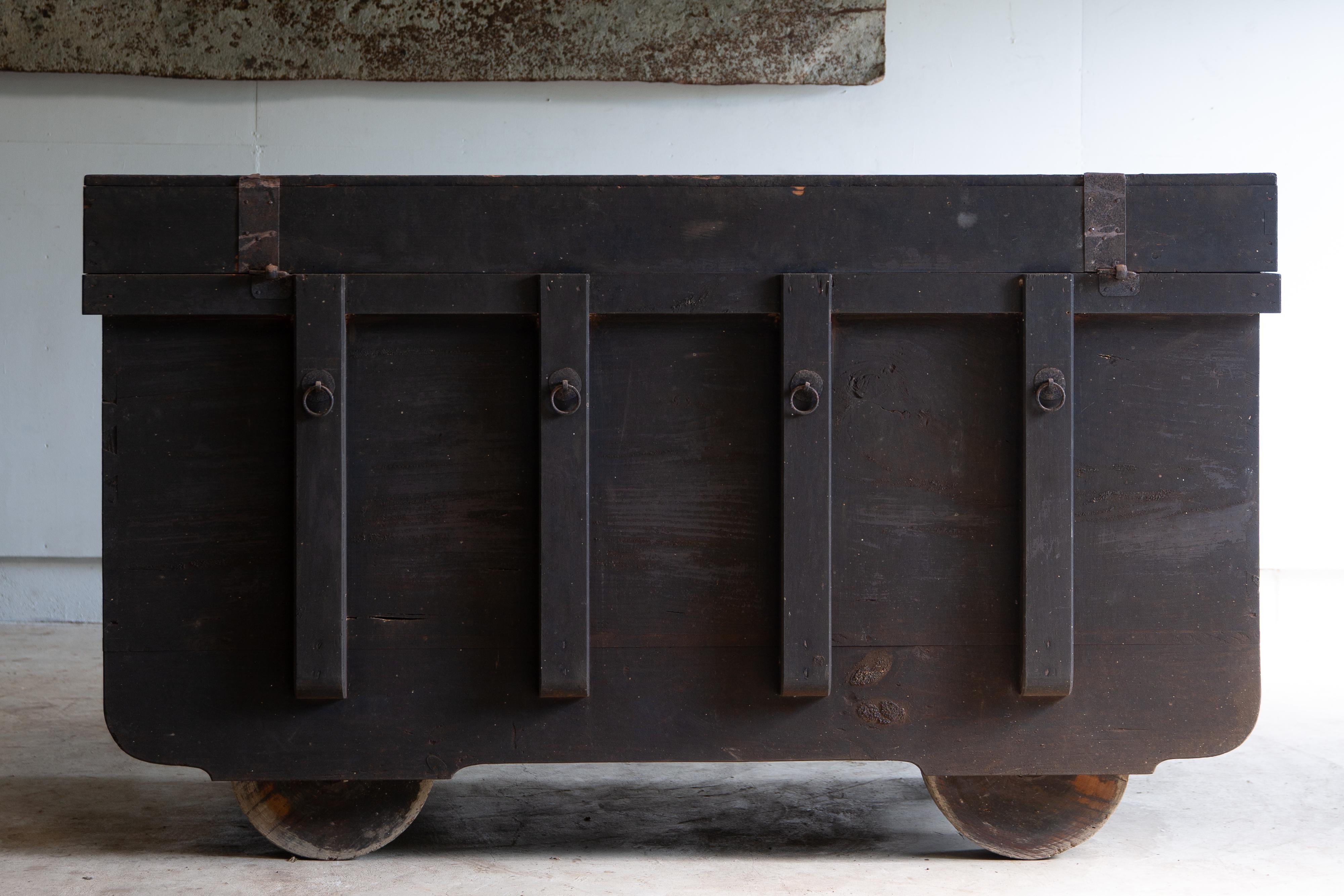 1850s-1870s Edo Japanese antique wheeled trunk Kuruma Nagamochi, Kuruma dansu For Sale 14